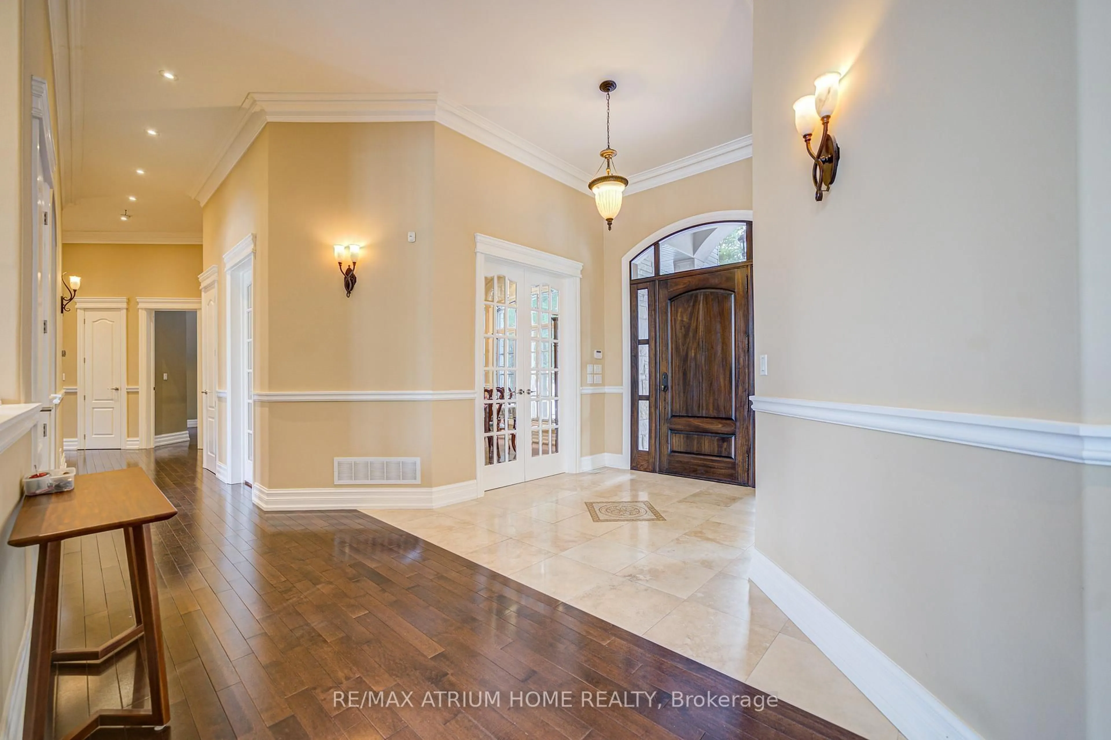 Indoor entryway for 10 Woodlot Crt, Whitchurch-Stouffville Ontario L4A 2L6