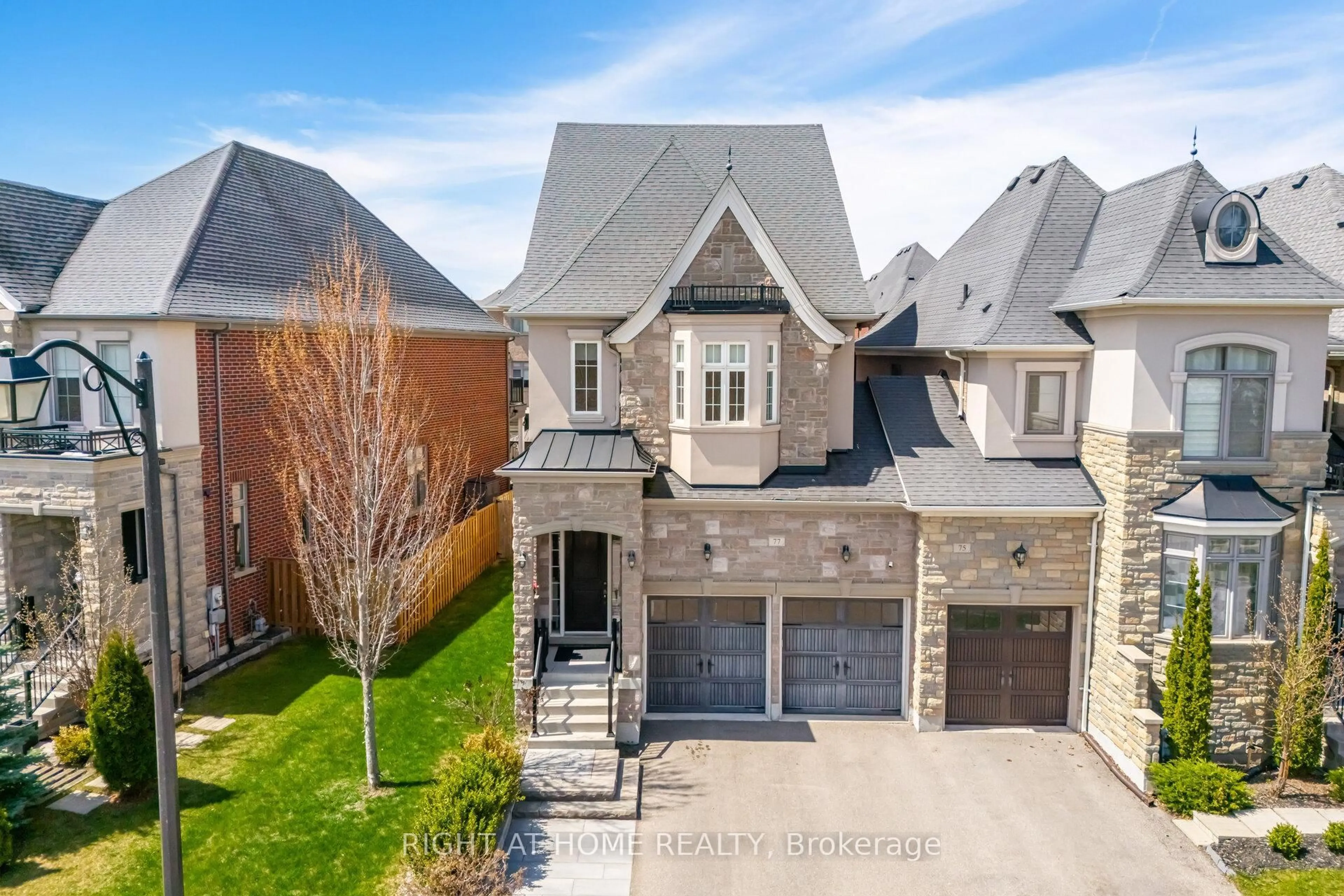 A pic from outside/outdoor area/front of a property/back of a property/a pic from drone, street for 77 Robert Berry Cres, King Ontario L7B 0M6