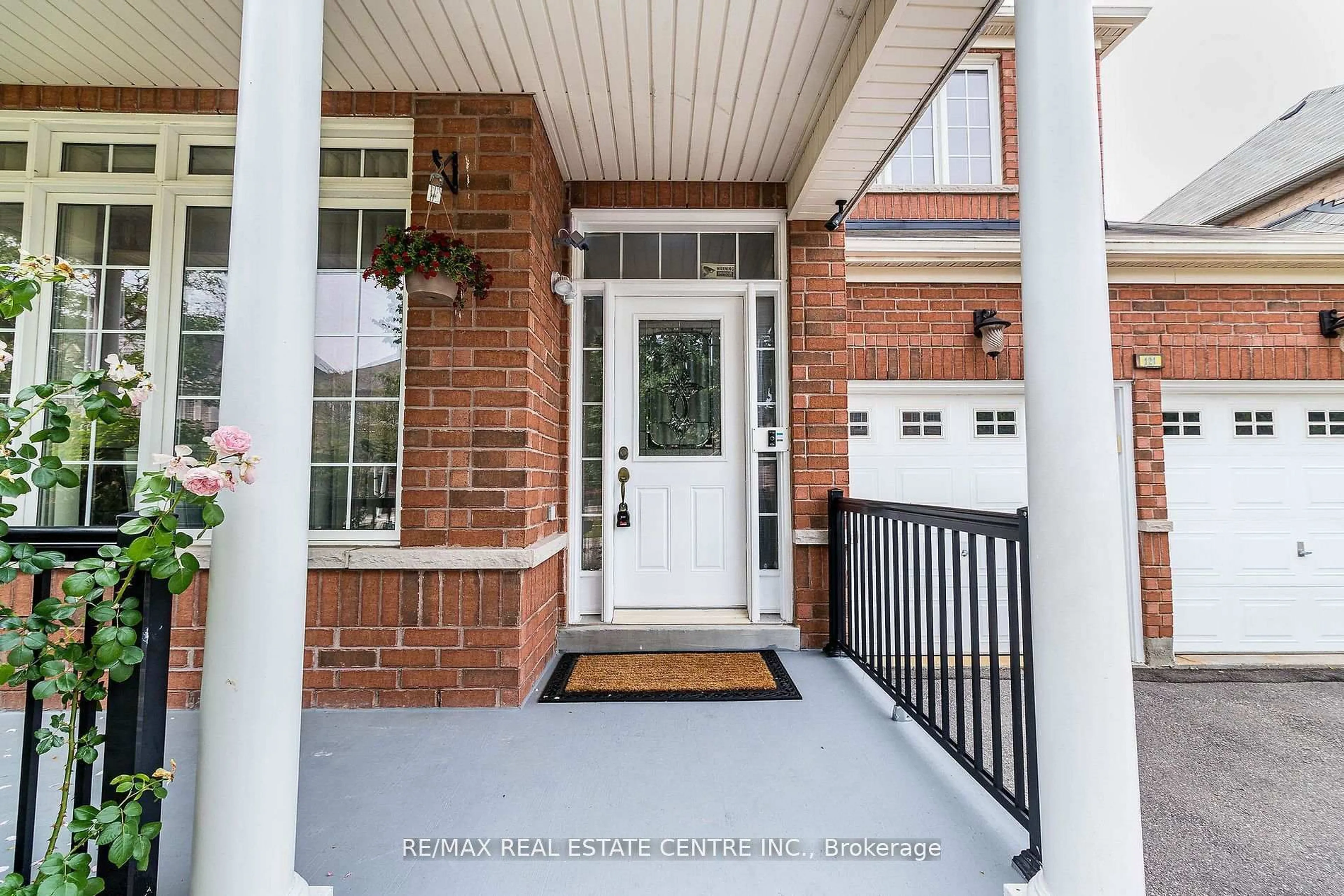 Indoor entryway for 121 Stonechurch Cres, Markham Ontario L6B 0J1