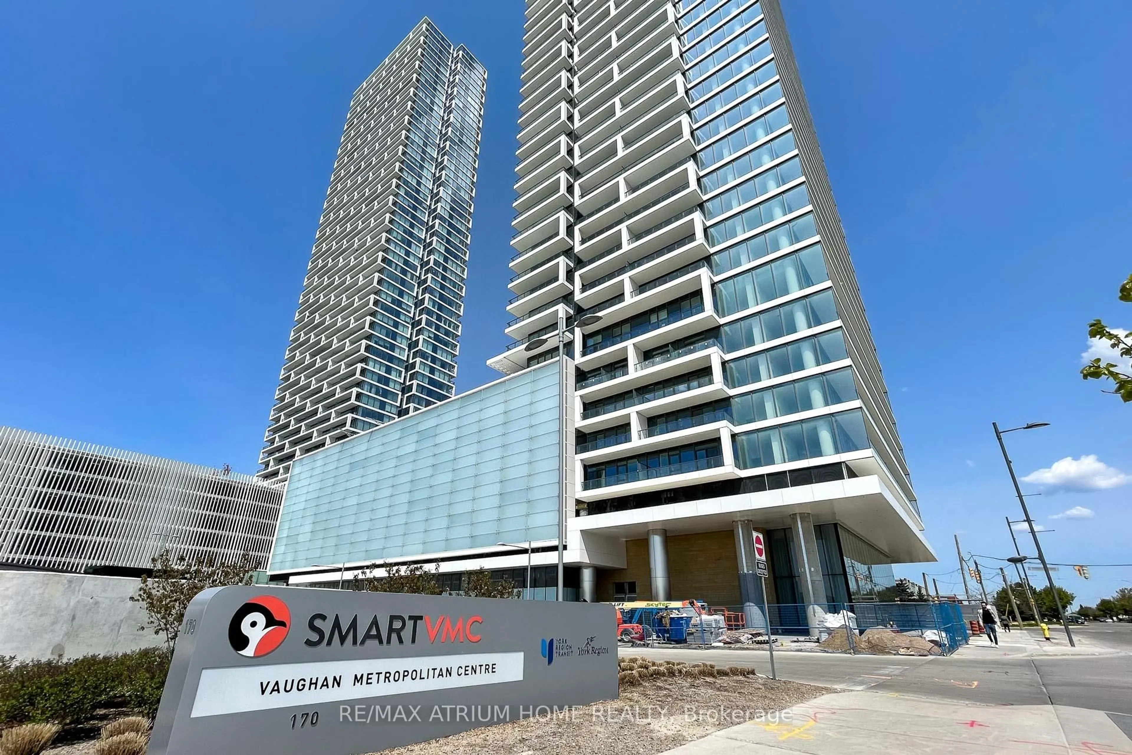 Indoor foyer for 950 Portage Pkwy #2706, Vaughan Ontario L4K 3Y6