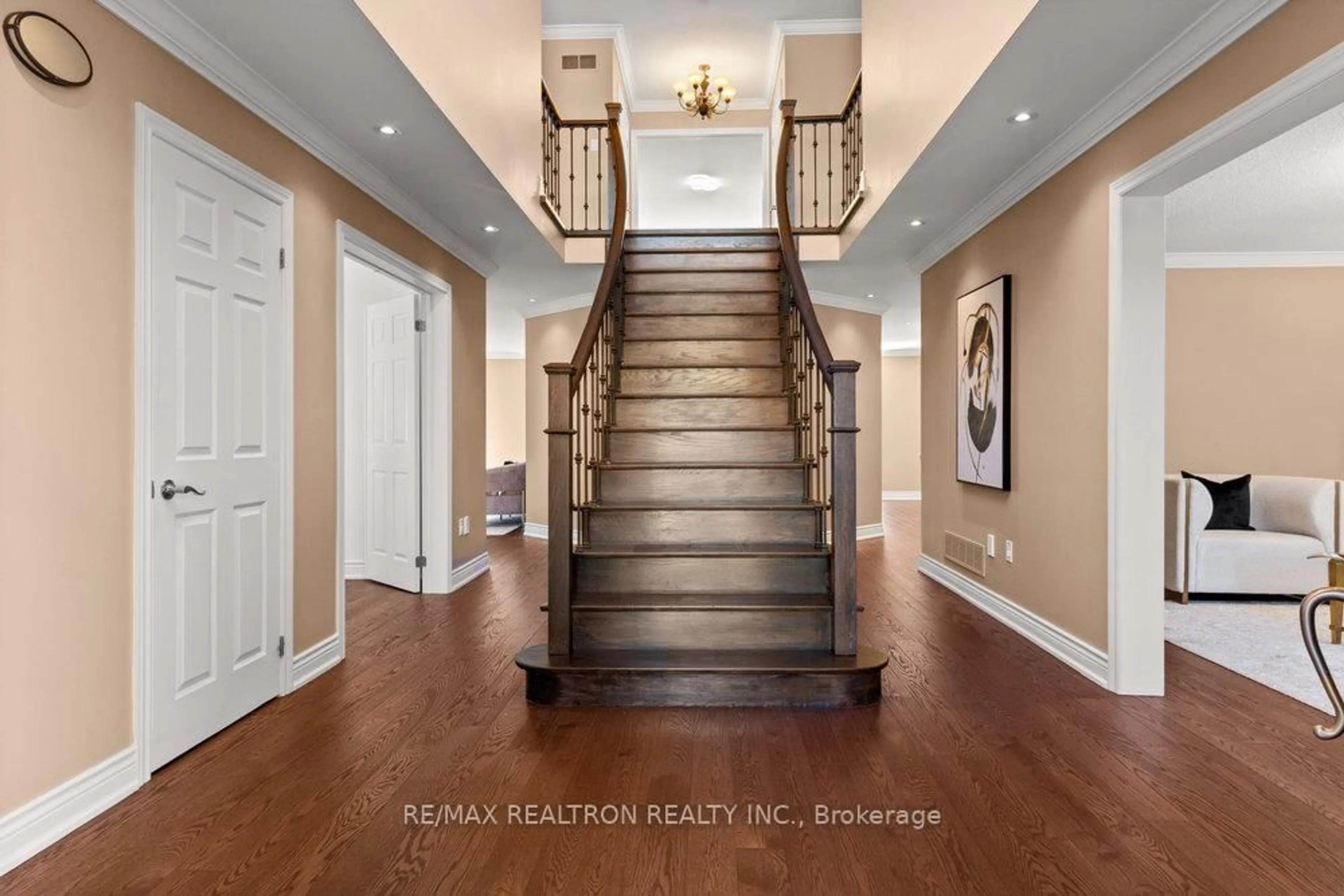 Indoor entryway for 27 Ellsworth Ave, Richmond Hill Ontario L4C 9N8