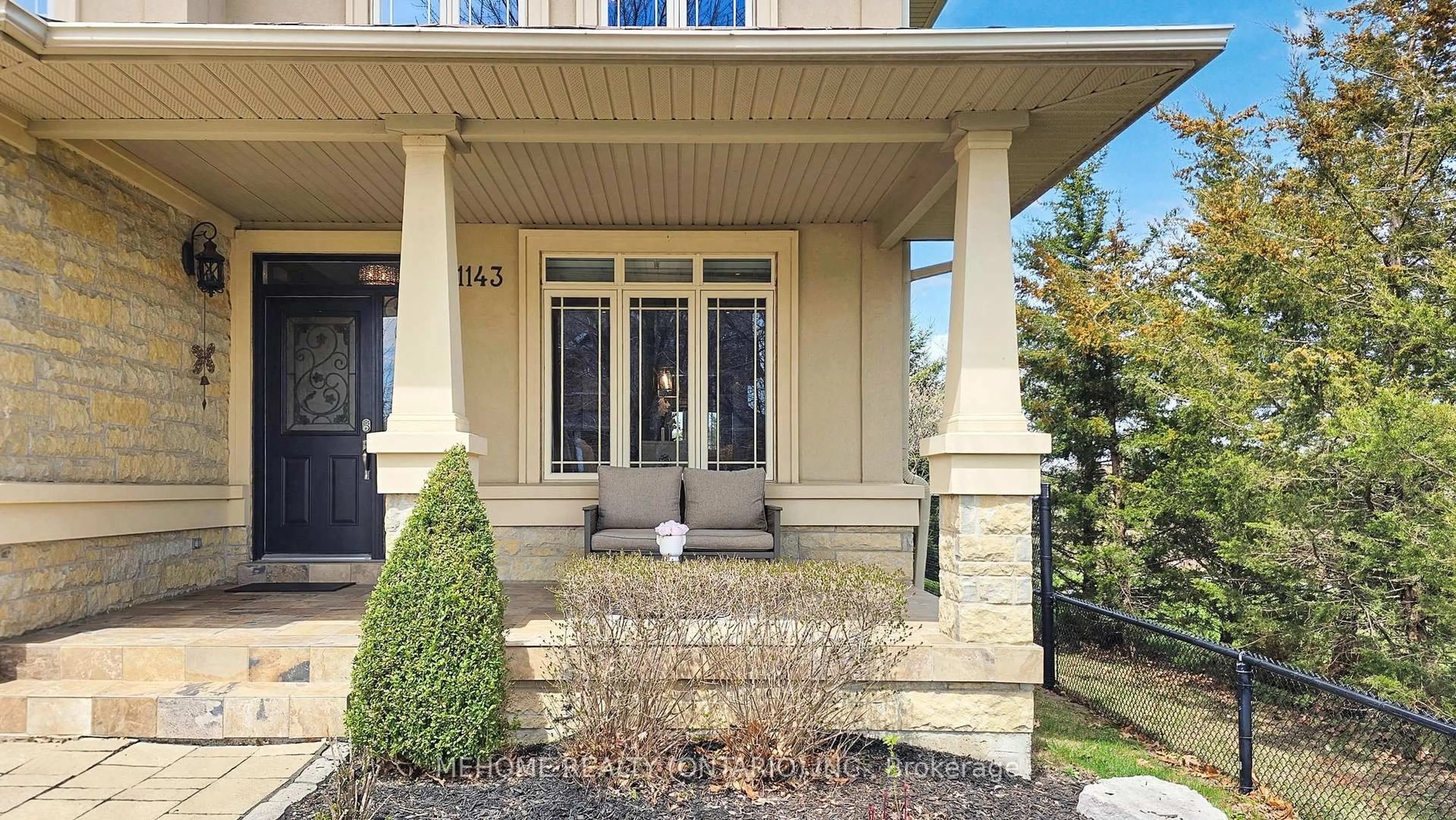 Indoor entryway for 1143 Quaker Tr, Newmarket Ontario L3X 3E2