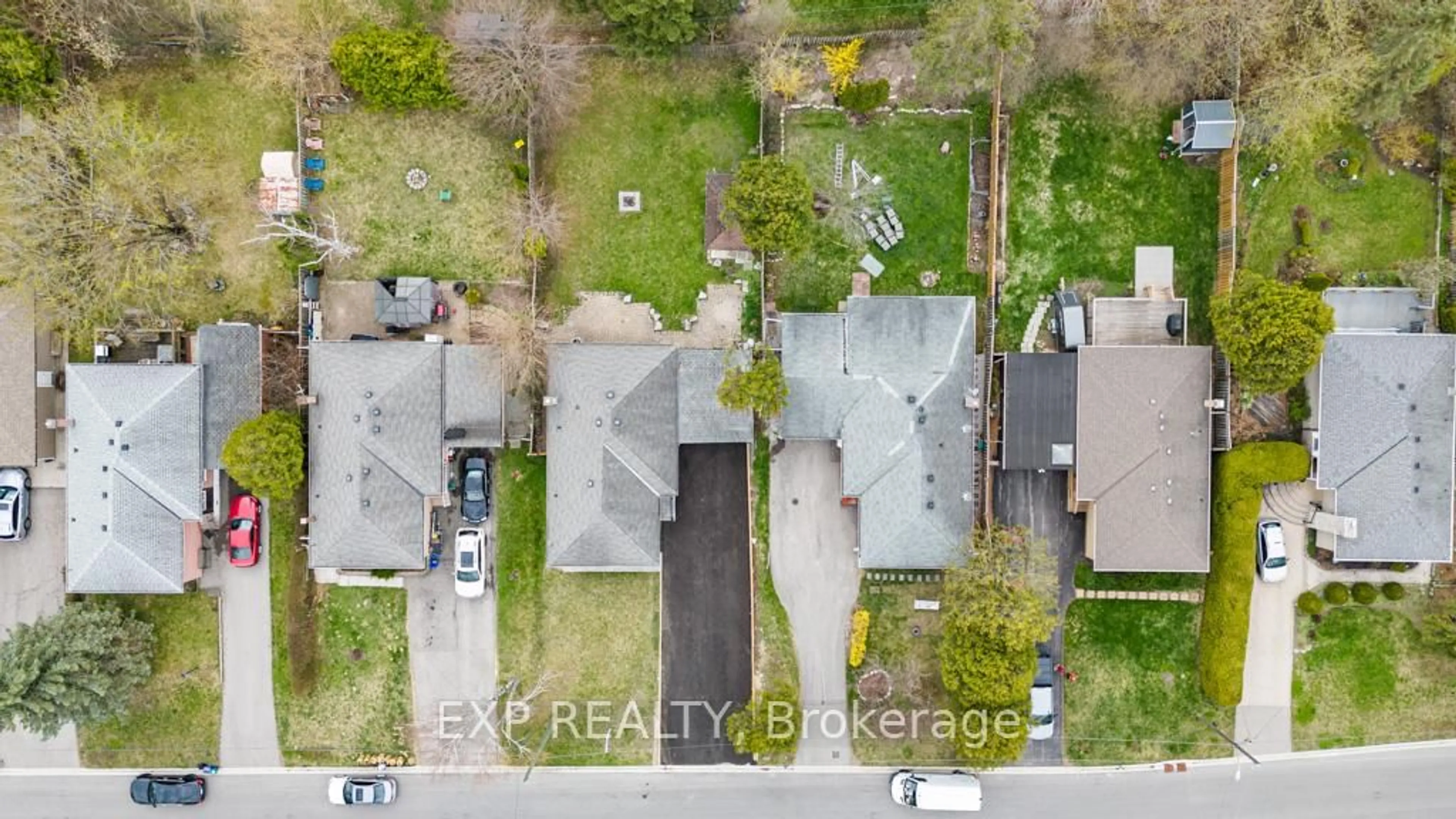 A pic from outside/outdoor area/front of a property/back of a property/a pic from drone, street for 12 Davidson Rd, Aurora Ontario L4G 2B1