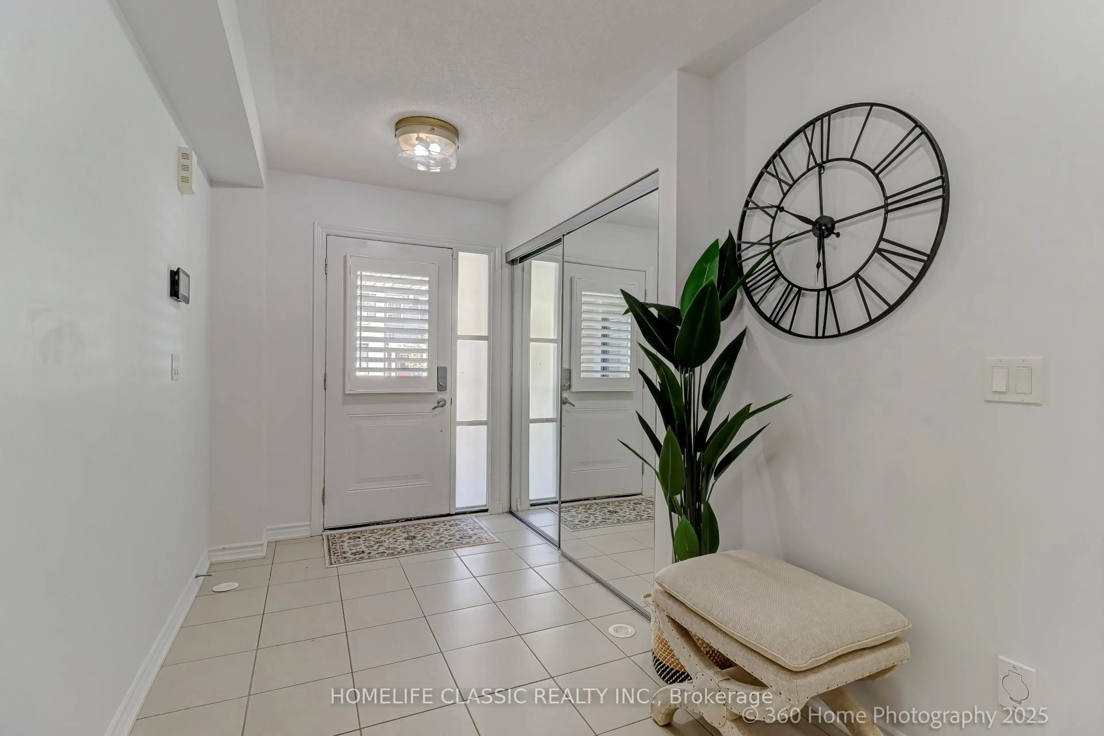 Indoor entryway for 50 Boadway Cres, Whitchurch-Stouffville Ontario L4A 1Y3