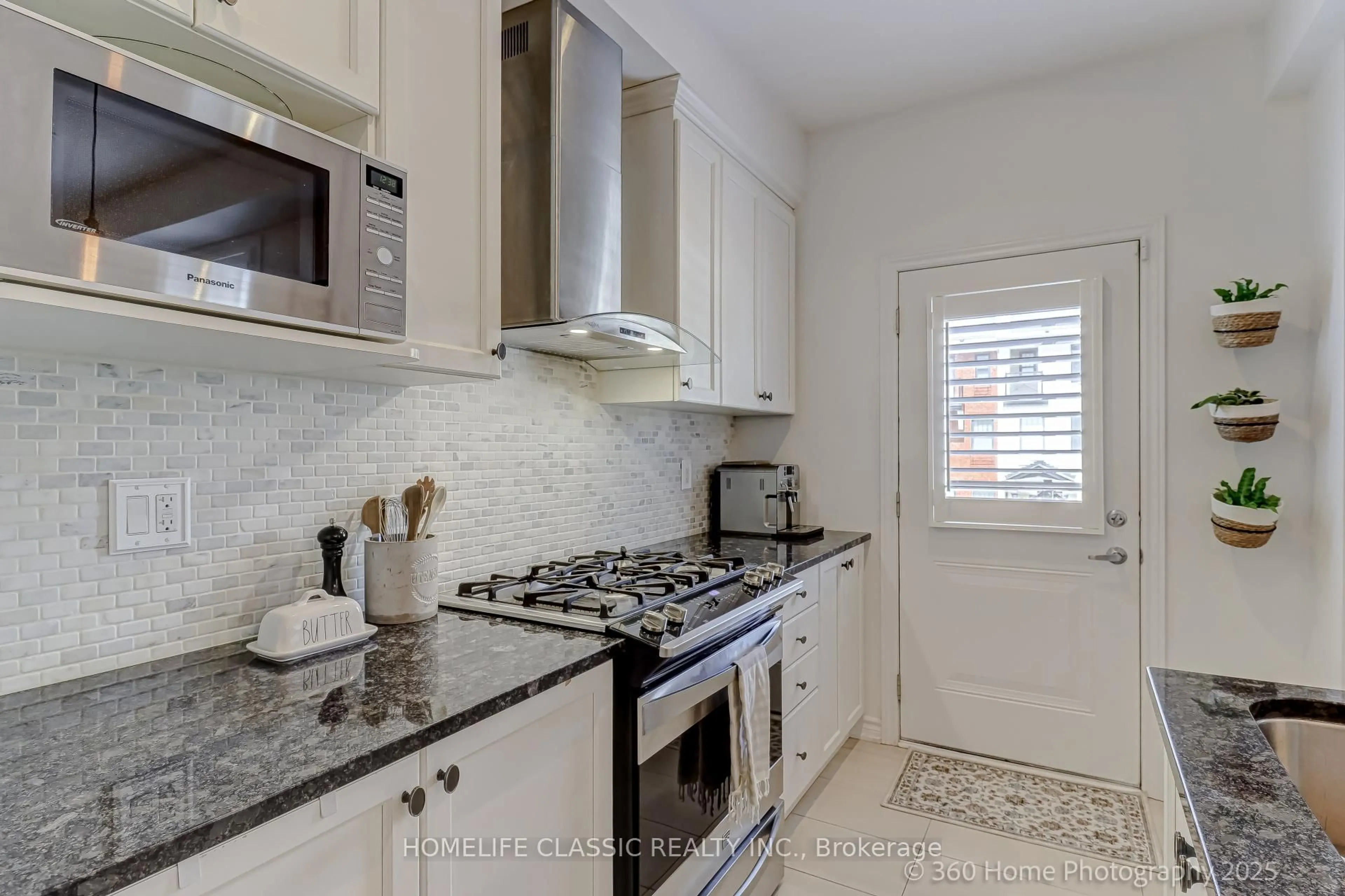 Standard kitchen, ceramic/tile floor for 50 Boadway Cres, Whitchurch-Stouffville Ontario L4A 1Y3