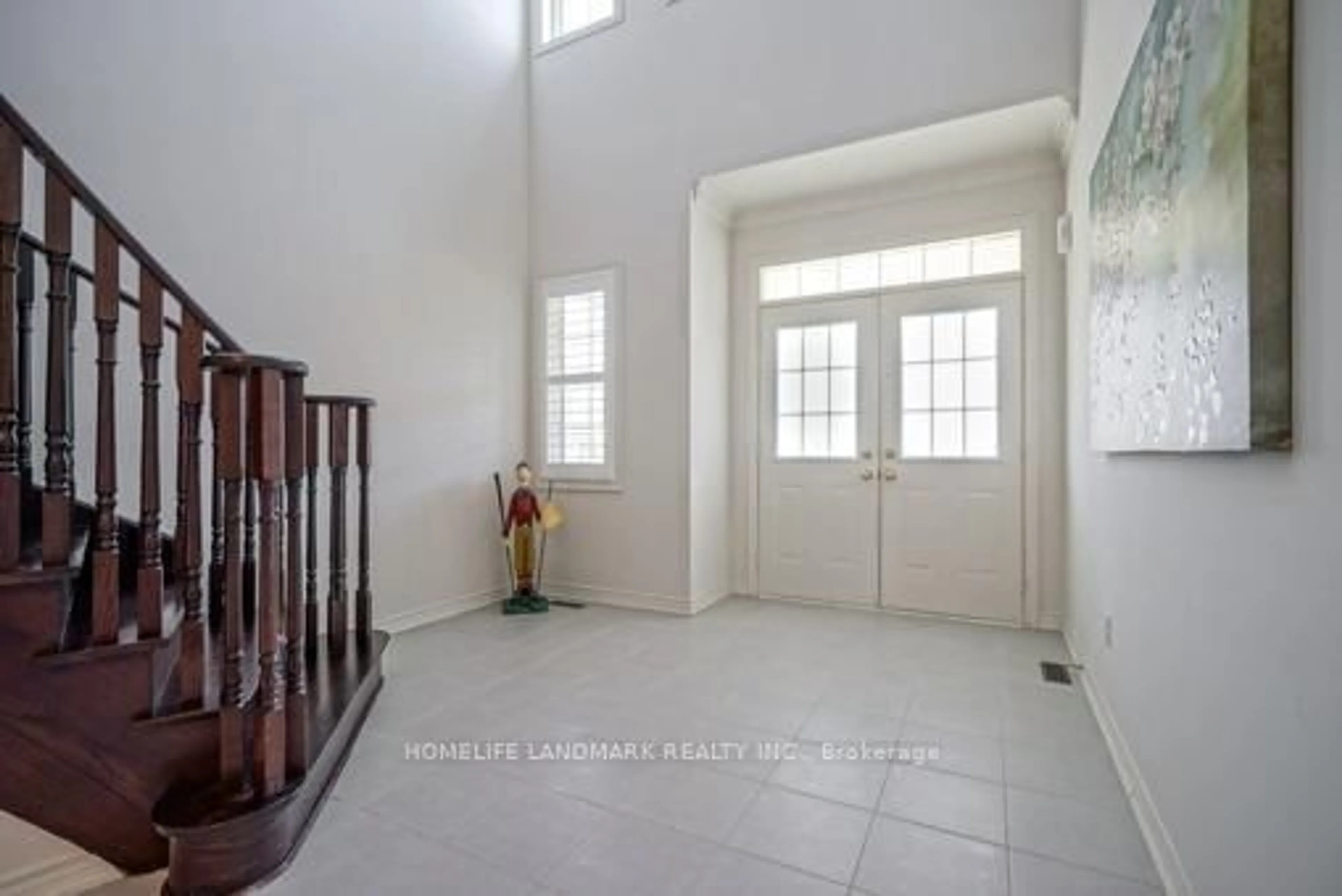 Indoor foyer for 377 Lauderdale Dr, Vaughan Ontario L6A 4K9