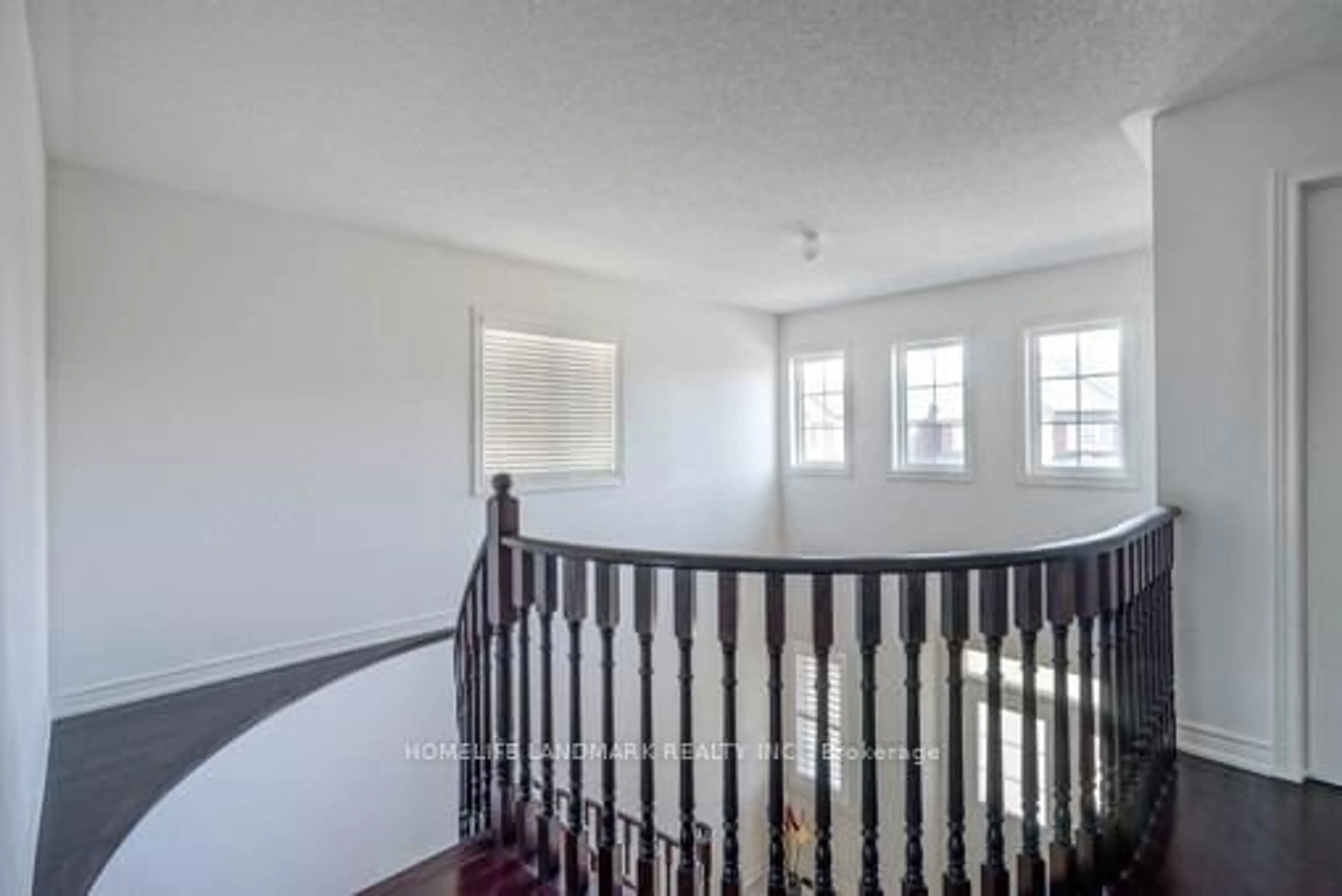 Indoor foyer for 377 Lauderdale Dr, Vaughan Ontario L6A 4K9