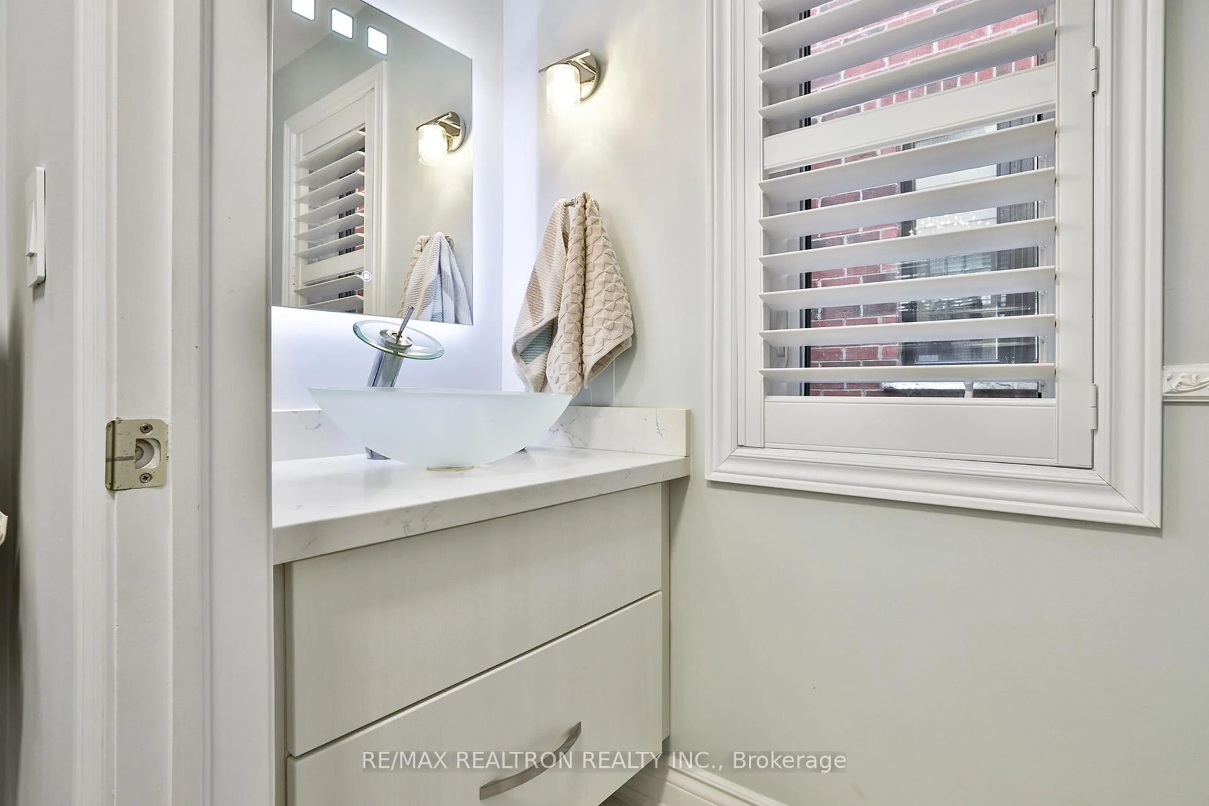 Contemporary bathroom, ceramic/tile floor for 42 Manor Hampton St, East Gwillimbury Ontario L9N 0P9