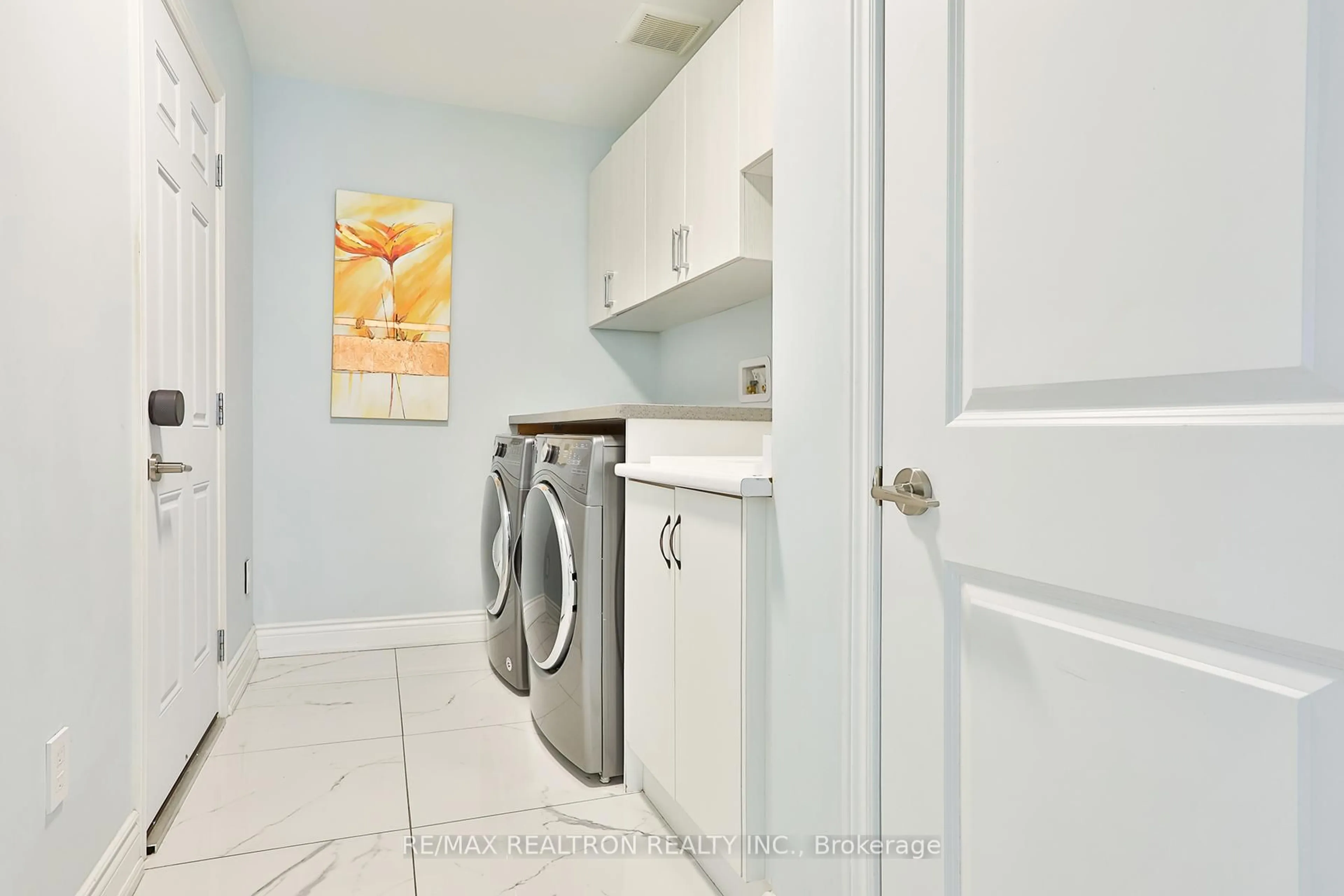 Laundry room for 42 Manor Hampton St, East Gwillimbury Ontario L9N 0P9