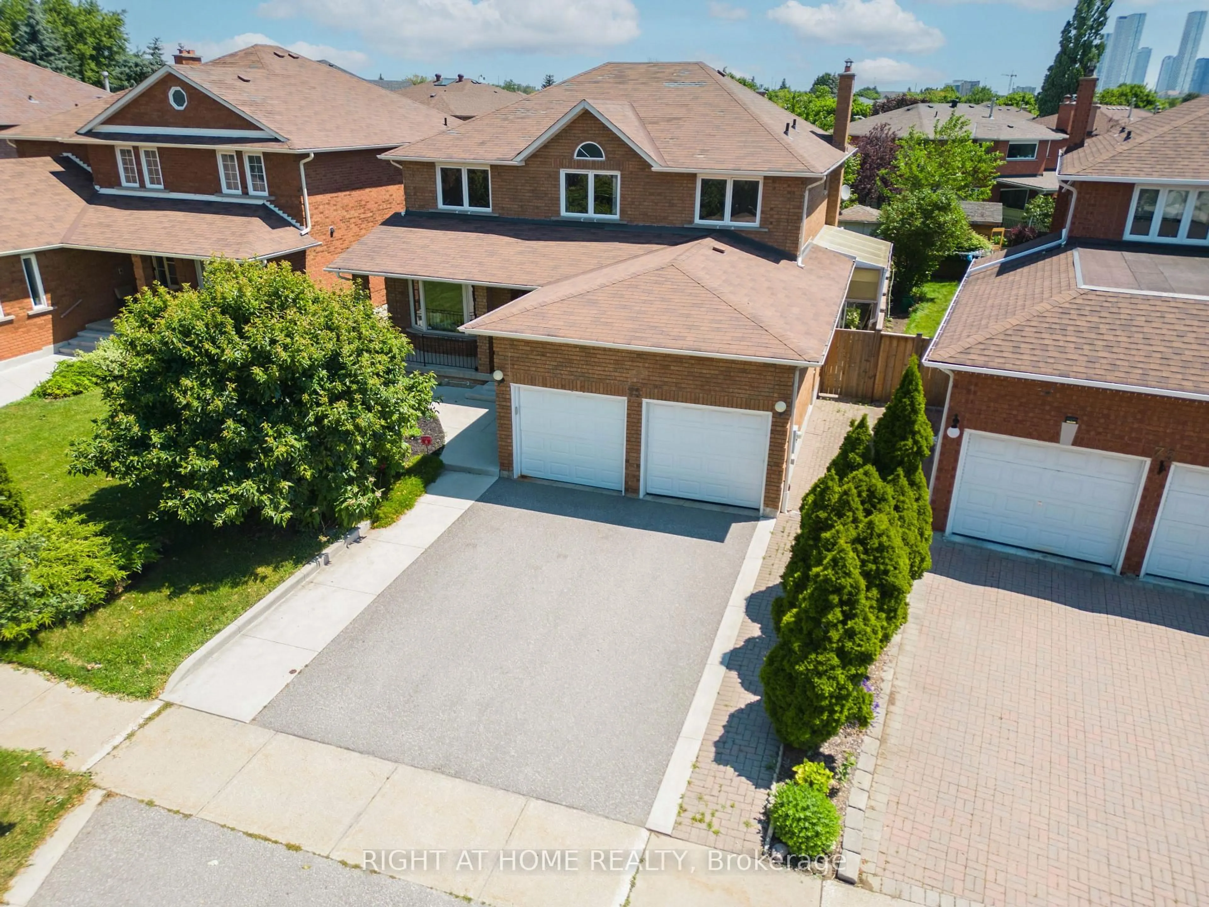 A pic from outside/outdoor area/front of a property/back of a property/a pic from drone, street for 75 Father Ermanno Cres, Vaughan Ontario L4L 7L9