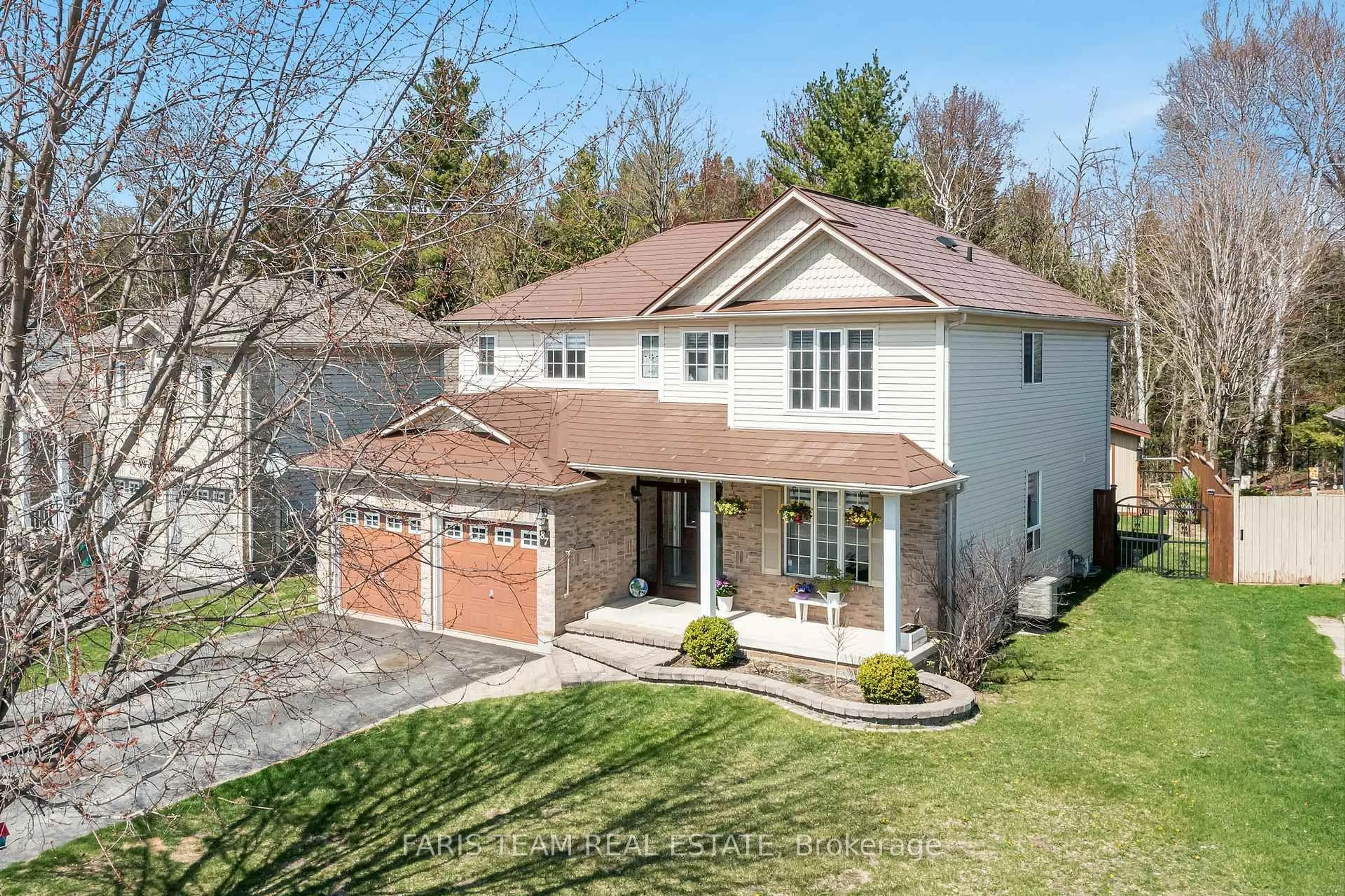 A pic from outside/outdoor area/front of a property/back of a property/a pic from drone, street for 87 Truax Cres, Essa Ontario L3W 0C1
