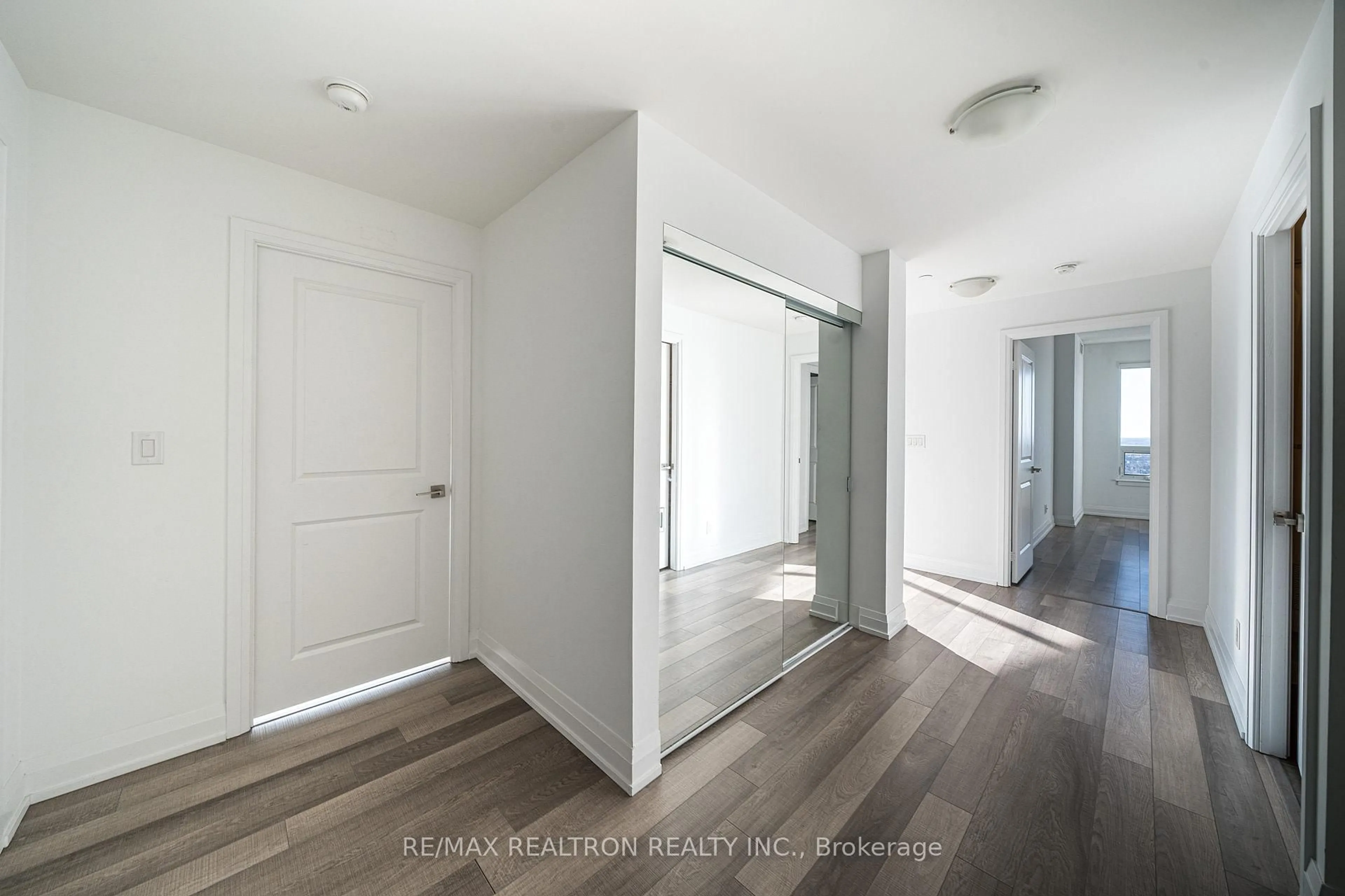 Indoor entryway for 7171 Yonge St #PH0305, Markham Ontario L3T 0C5