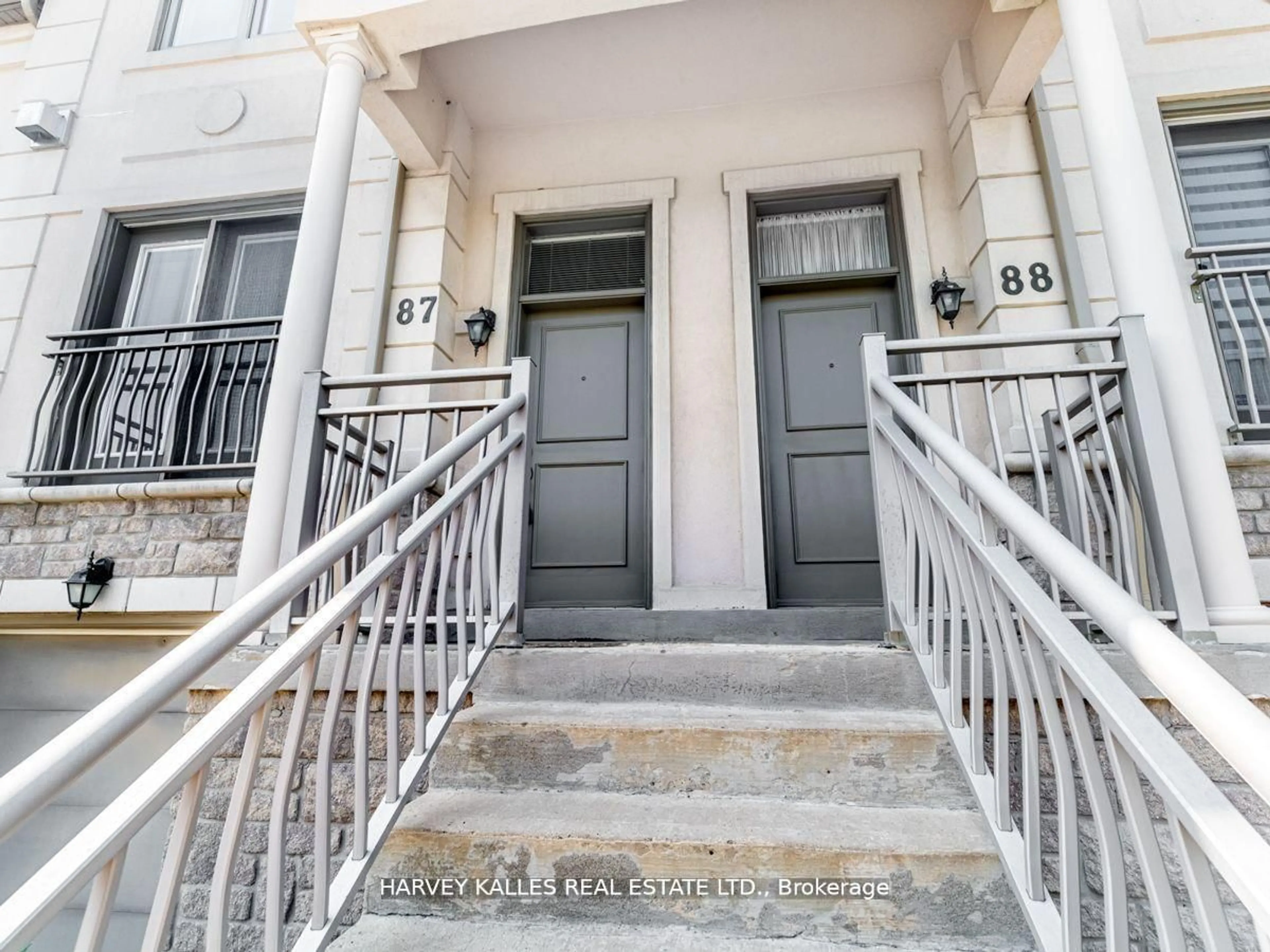 Indoor entryway for 9133 Bayview Ave #TH 87, Richmond Hill Ontario L4B 4V6