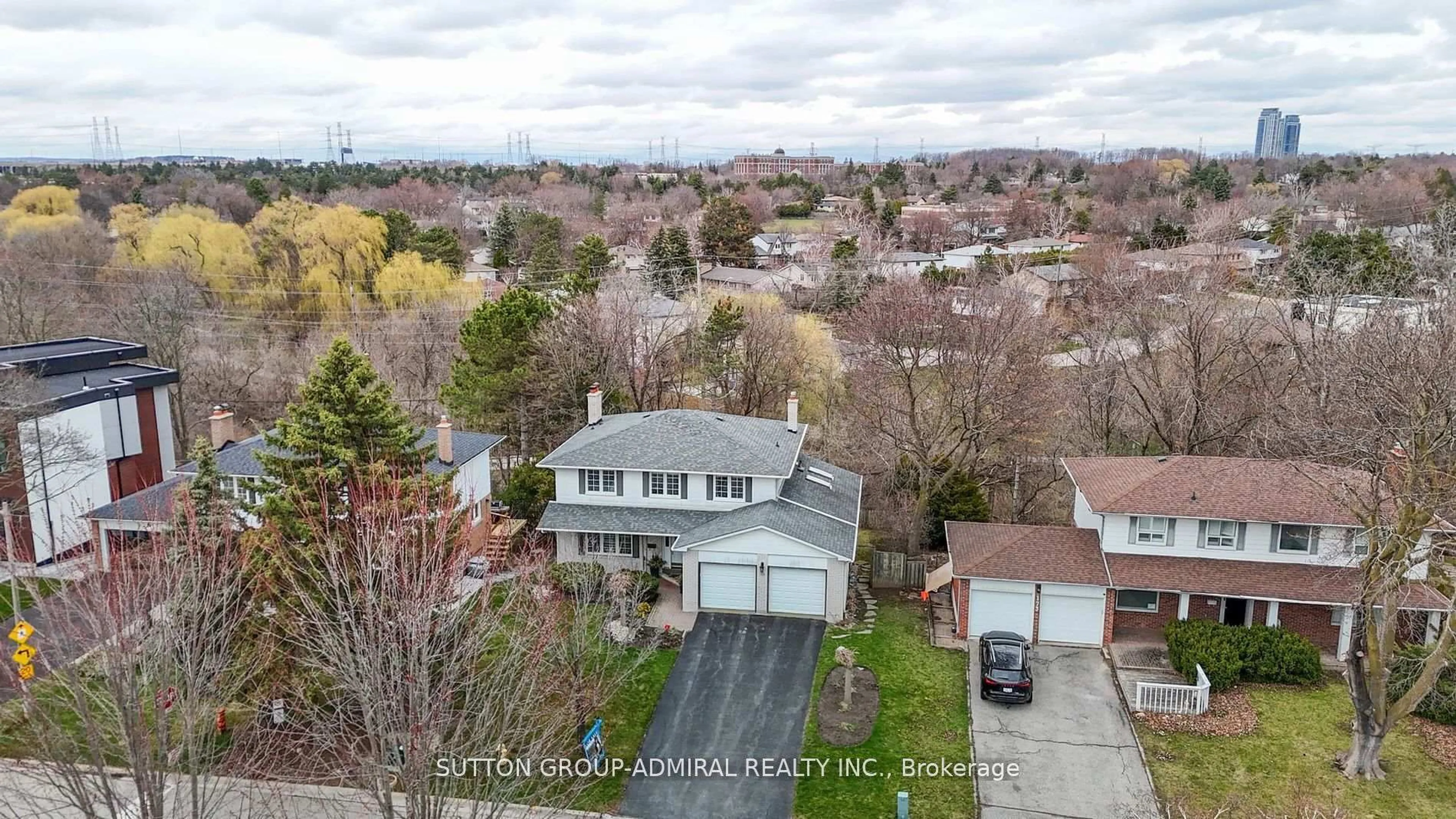 A pic from outside/outdoor area/front of a property/back of a property/a pic from drone, street for 175 Bay Thorn Dr, Markham Ontario L3T 3V2