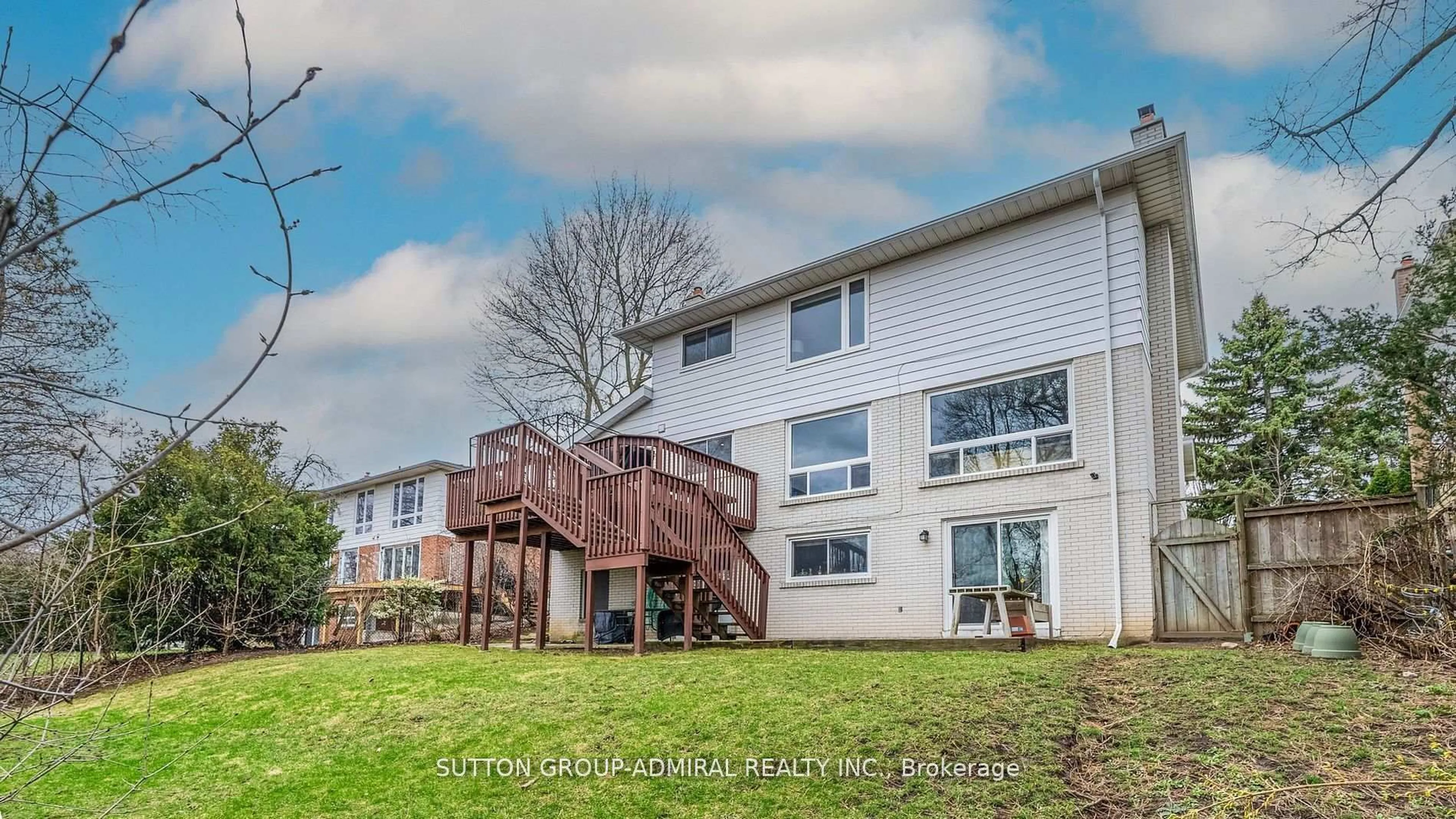 A pic from outside/outdoor area/front of a property/back of a property/a pic from drone, water/lake/river/ocean view for 175 Bay Thorn Dr, Markham Ontario L3T 3V2