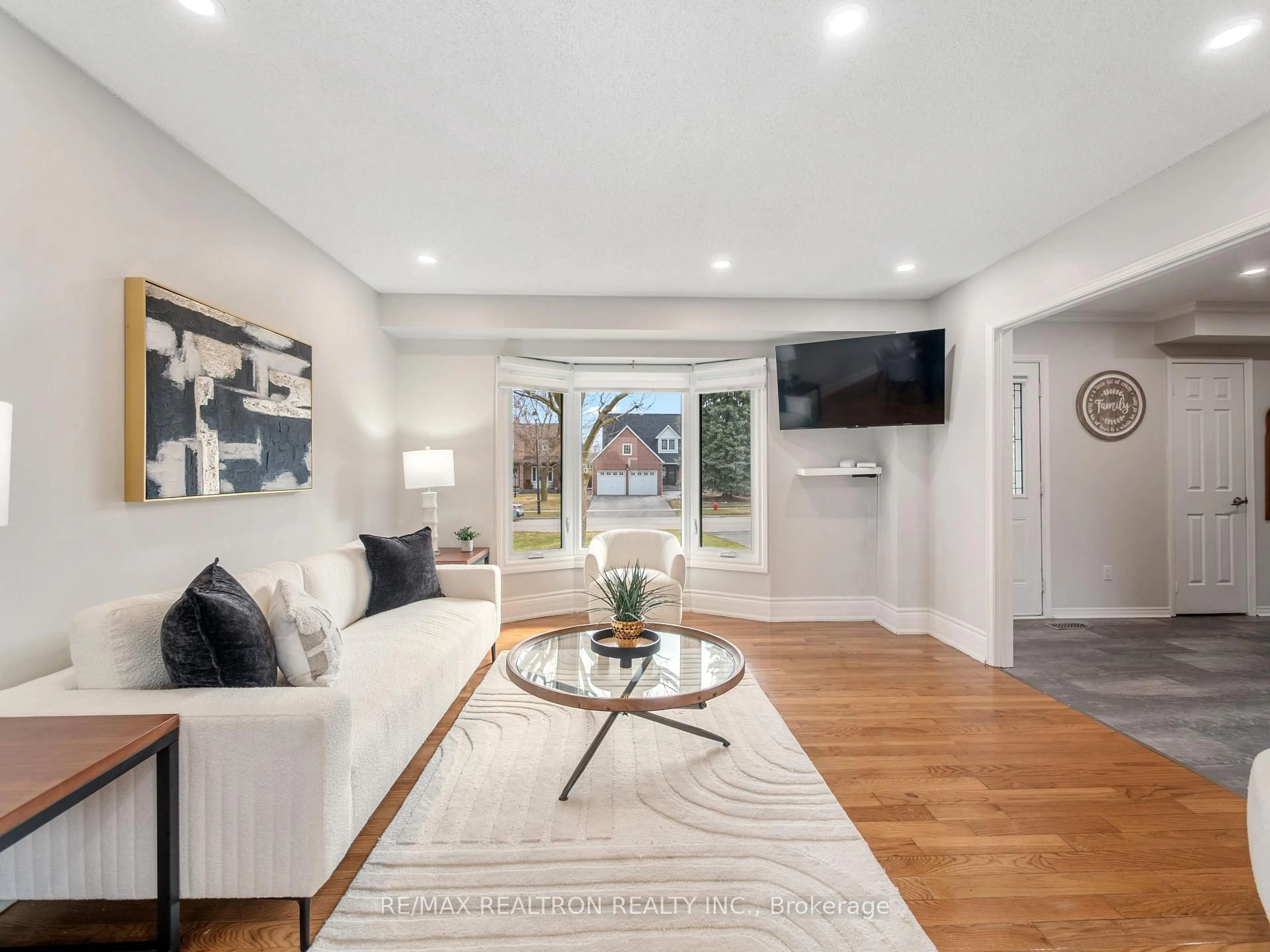 Living room with furniture, unknown for 200 Willow Lane, Newmarket Ontario L3Y 6R8