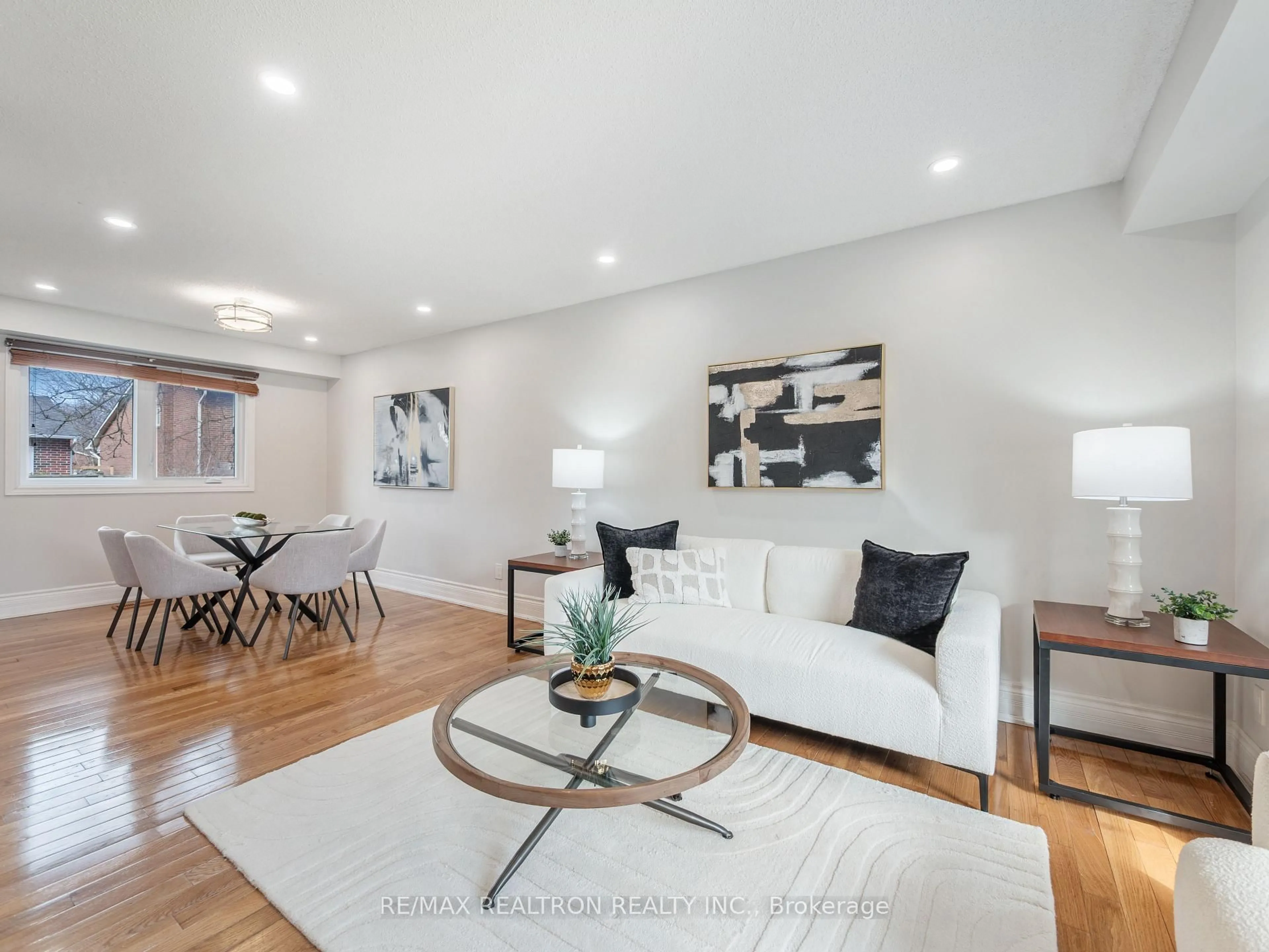 Living room with furniture, unknown for 200 Willow Lane, Newmarket Ontario L3Y 6R8