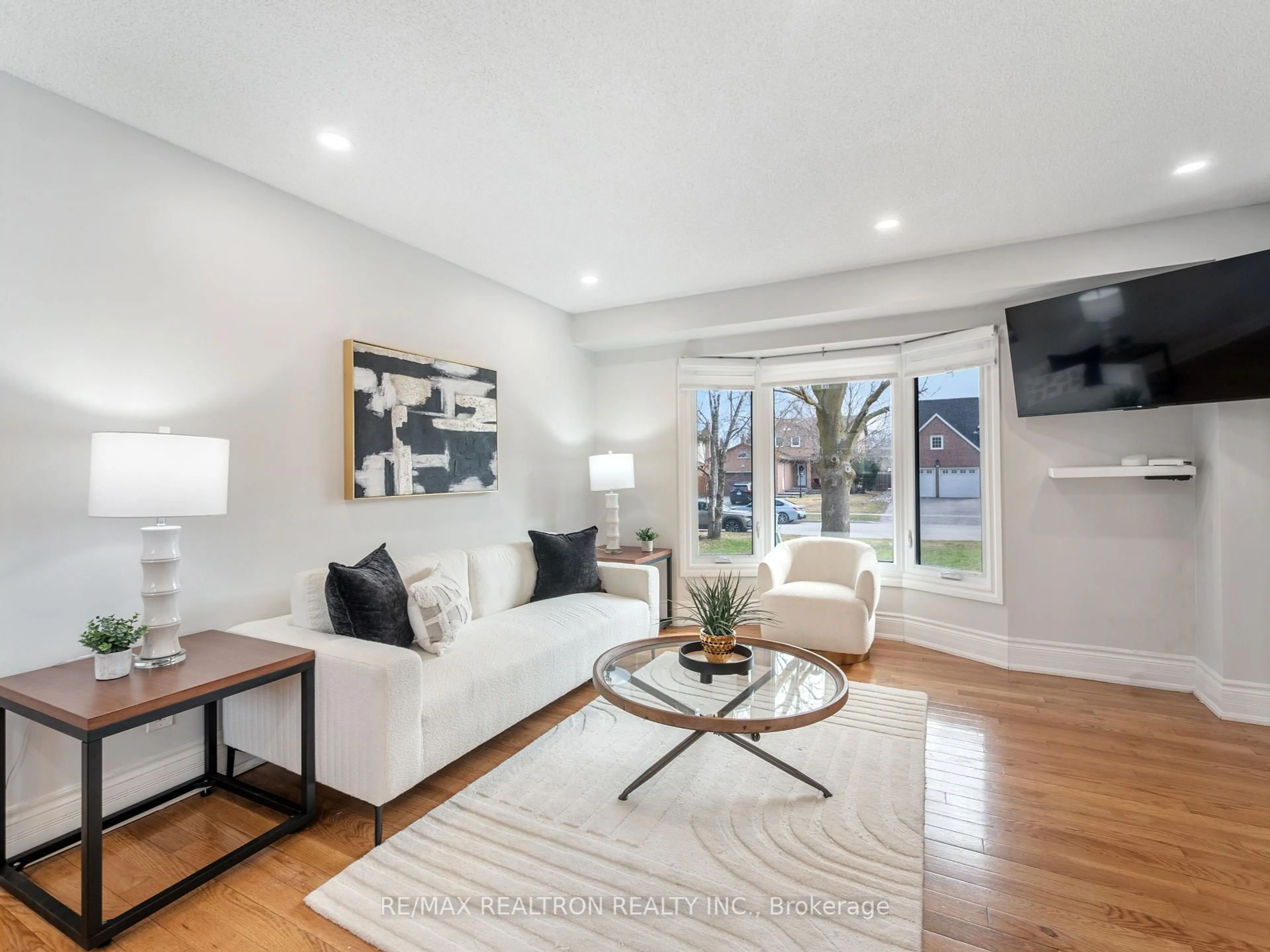 Living room with furniture, unknown for 200 Willow Lane, Newmarket Ontario L3Y 6R8
