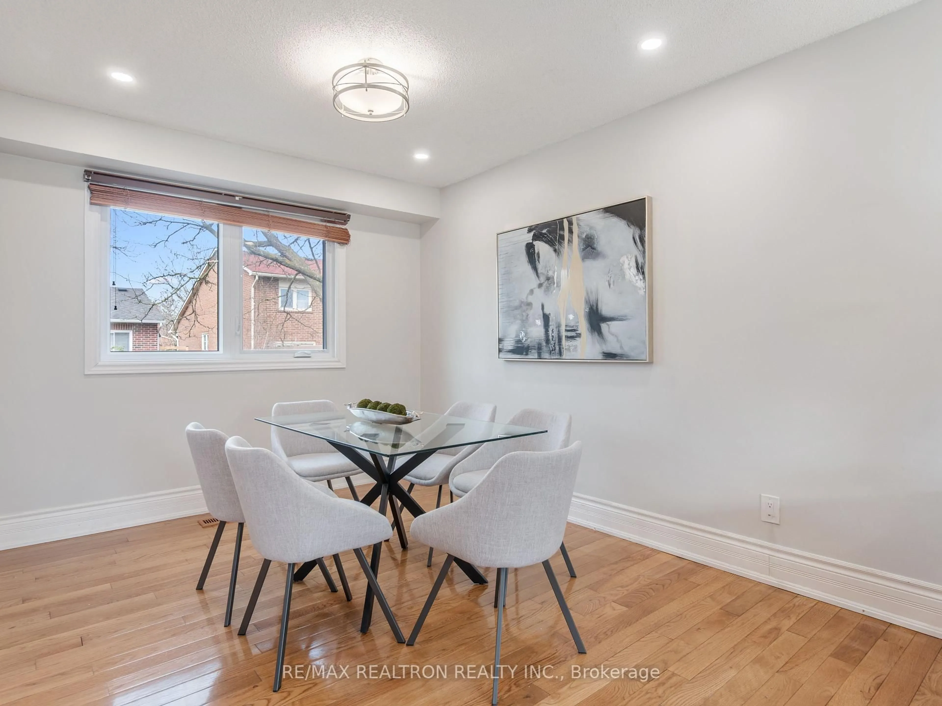 Dining room, wood/laminate floor for 200 Willow Lane, Newmarket Ontario L3Y 6R8