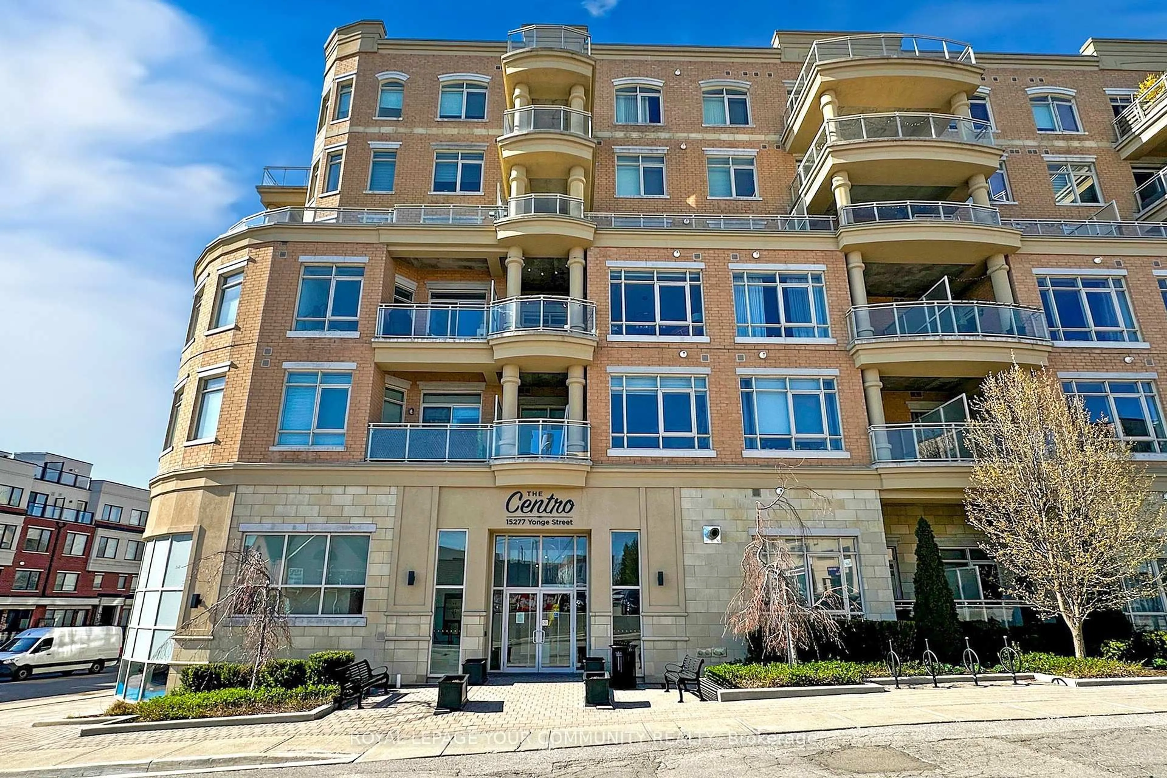 Patio, building for 15277 Yonge St #702B, Aurora Ontario L4G 1Y3