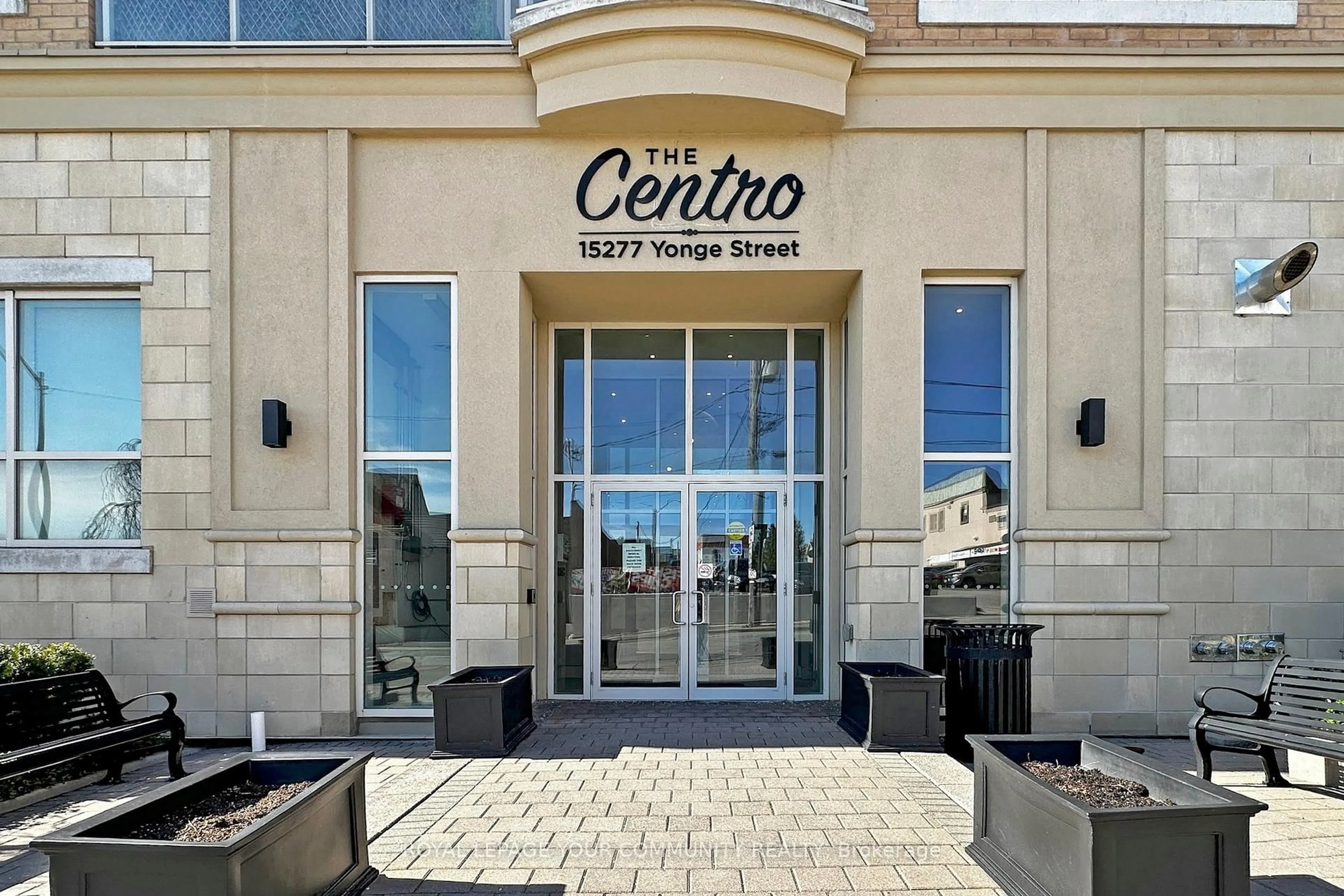 Indoor foyer for 15277 Yonge St #702B, Aurora Ontario L4G 1Y3