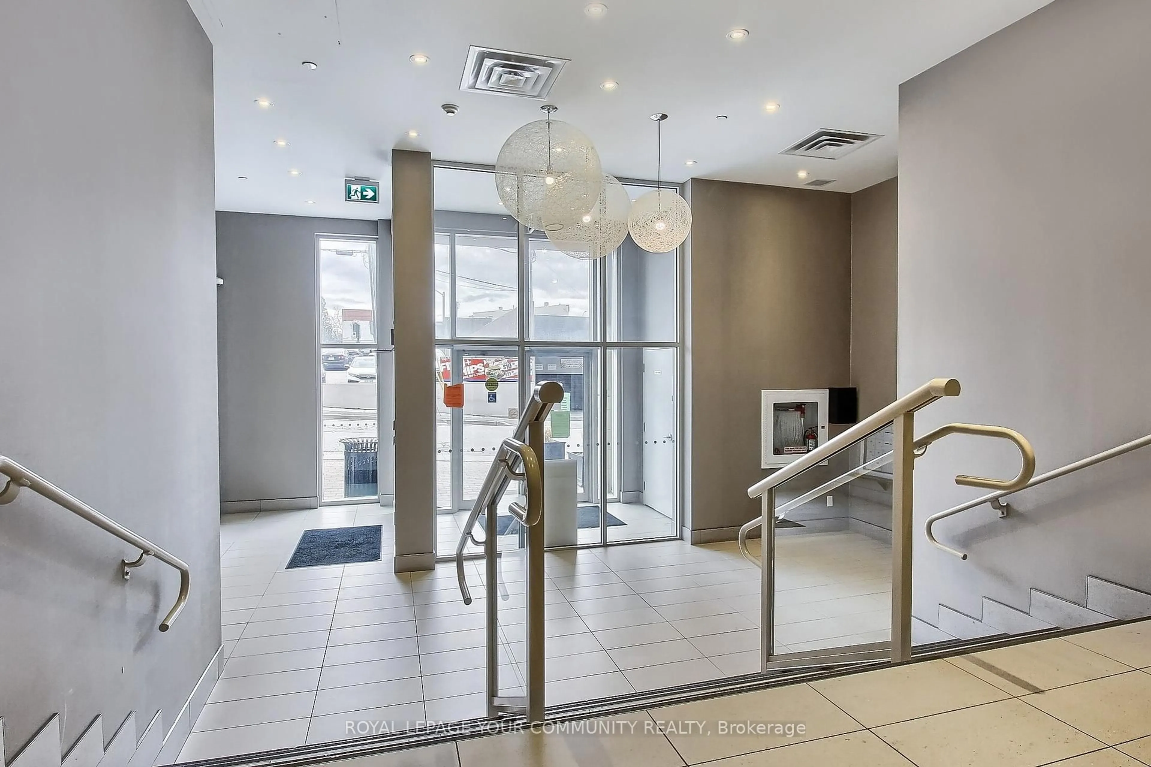 Indoor foyer for 15277 Yonge St #702B, Aurora Ontario L4G 1Y3