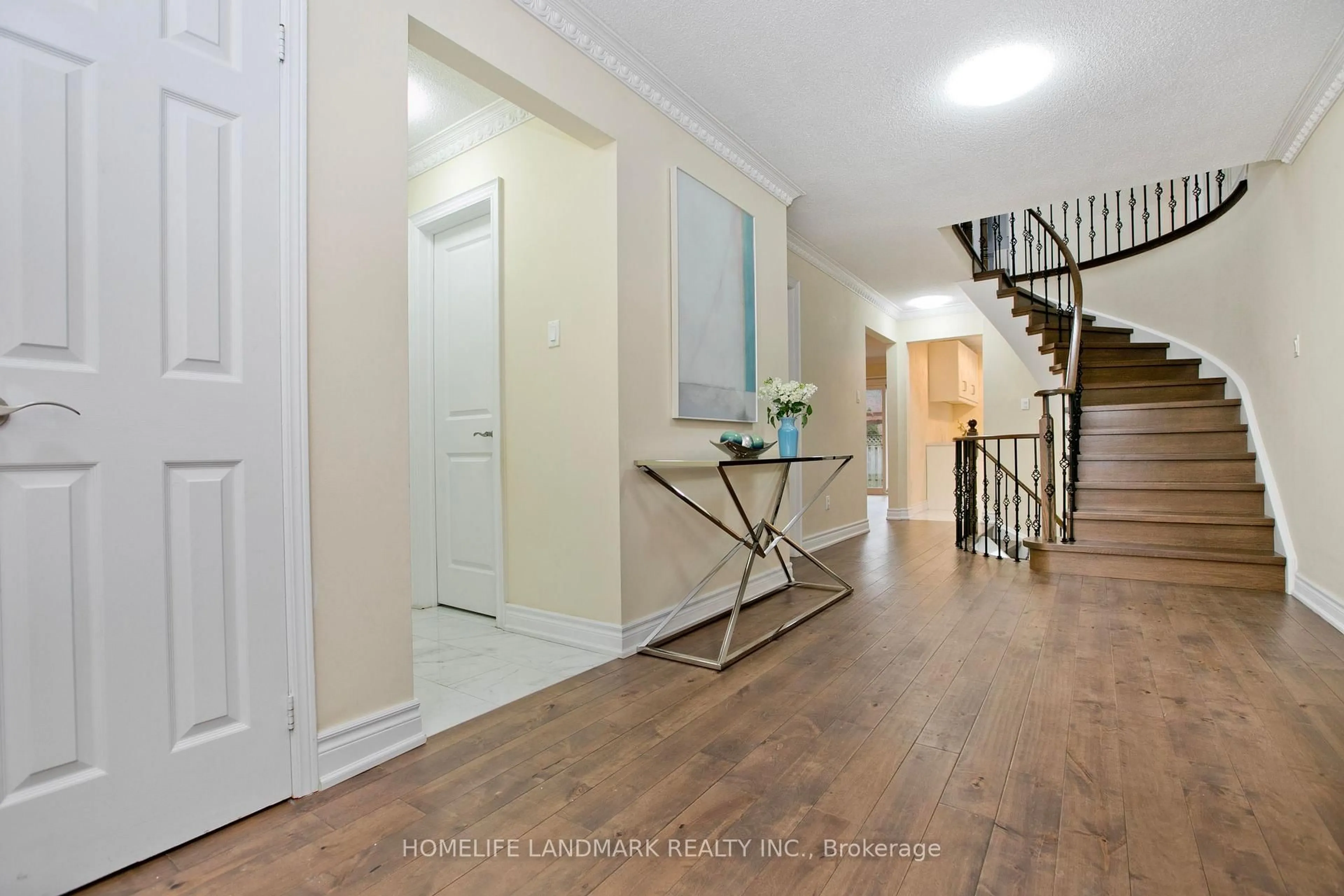 Indoor entryway for 124 Carrington Dr, Richmond Hill Ontario L4C 7Y9