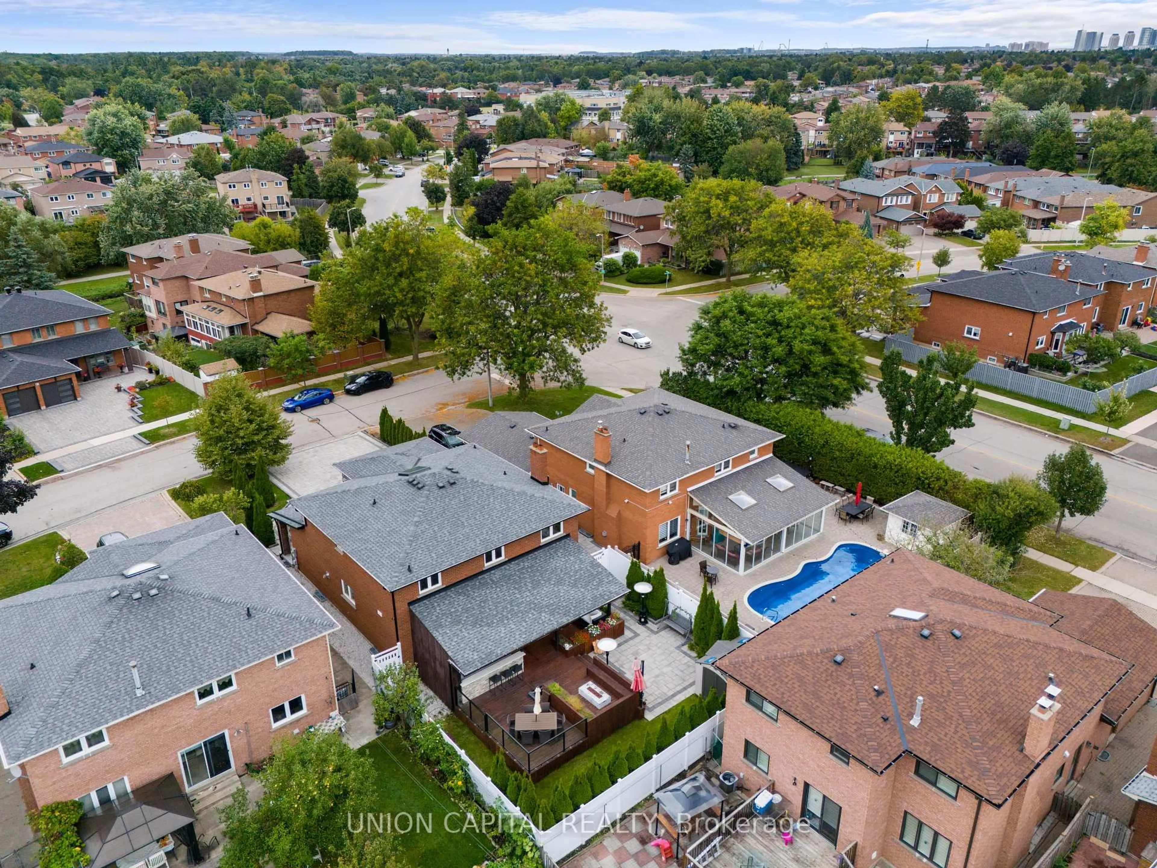 A pic from outside/outdoor area/front of a property/back of a property/a pic from drone, city buildings view from balcony for 82 Queenston Cres, Vaughan Ontario L4L 4A2