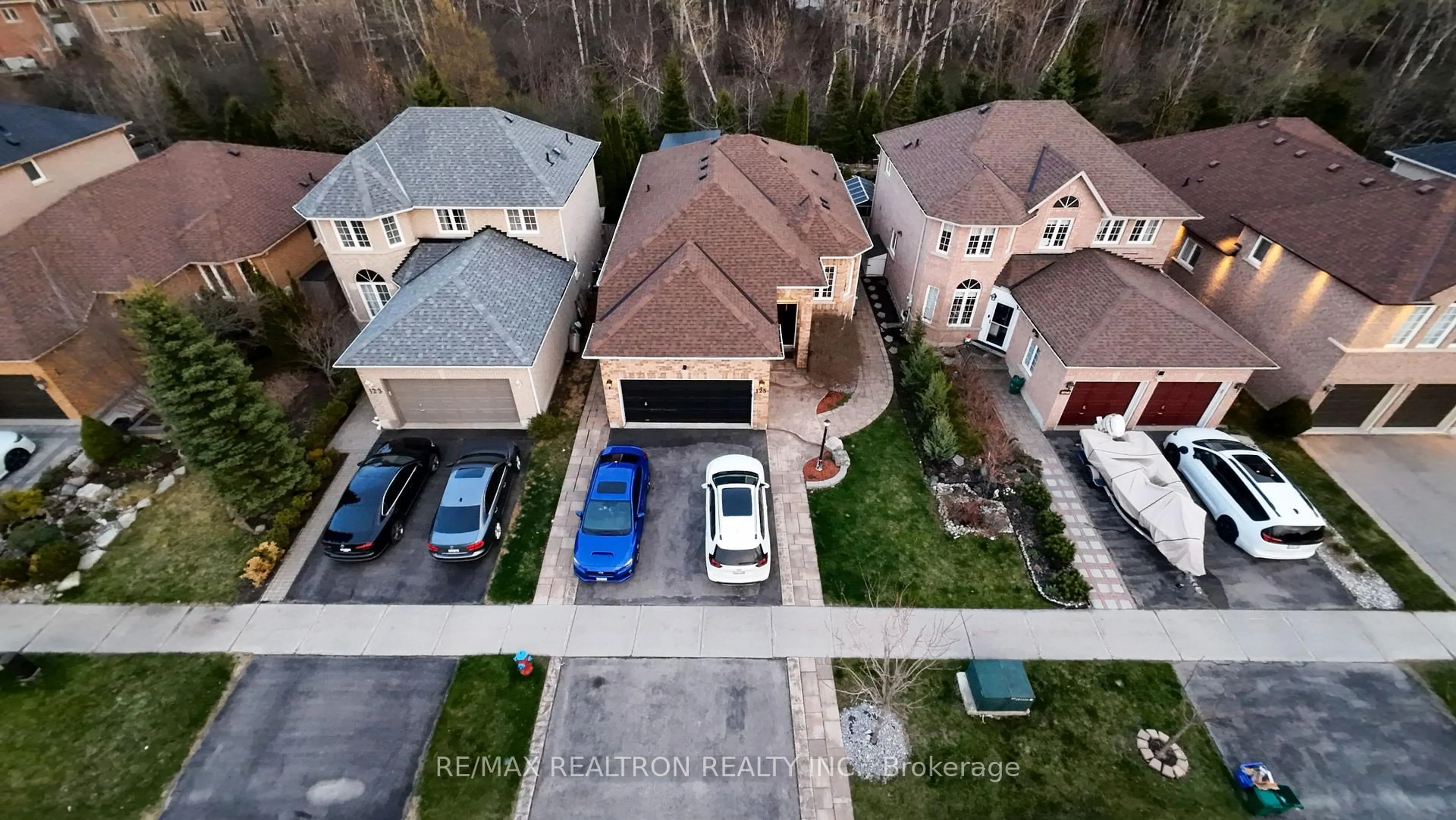 A pic from outside/outdoor area/front of a property/back of a property/a pic from drone, street for 125 Humberland Dr, Richmond Hill Ontario L4E 3Y6
