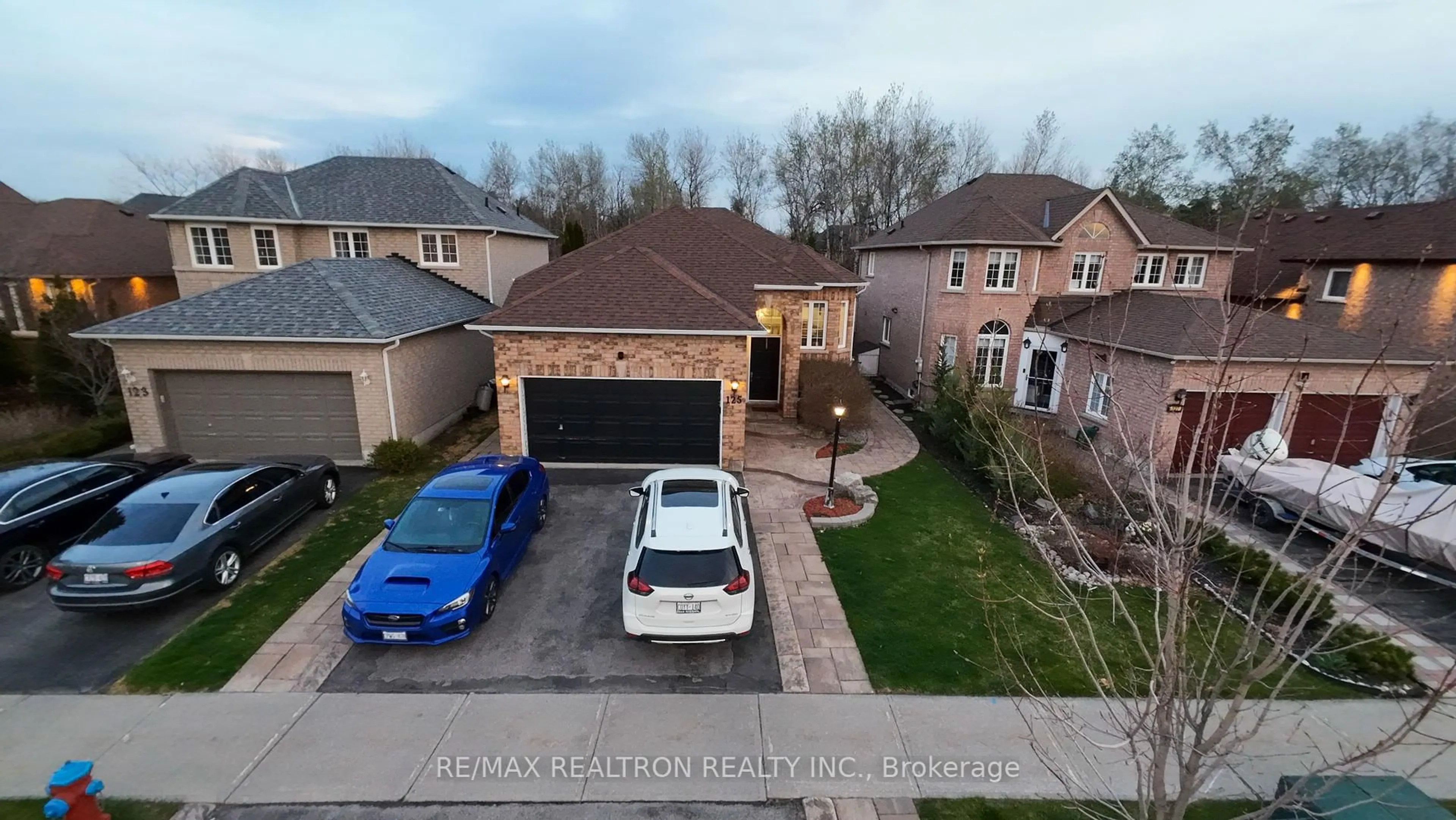 A pic from outside/outdoor area/front of a property/back of a property/a pic from drone, street for 125 Humberland Dr, Richmond Hill Ontario L4E 3Y6