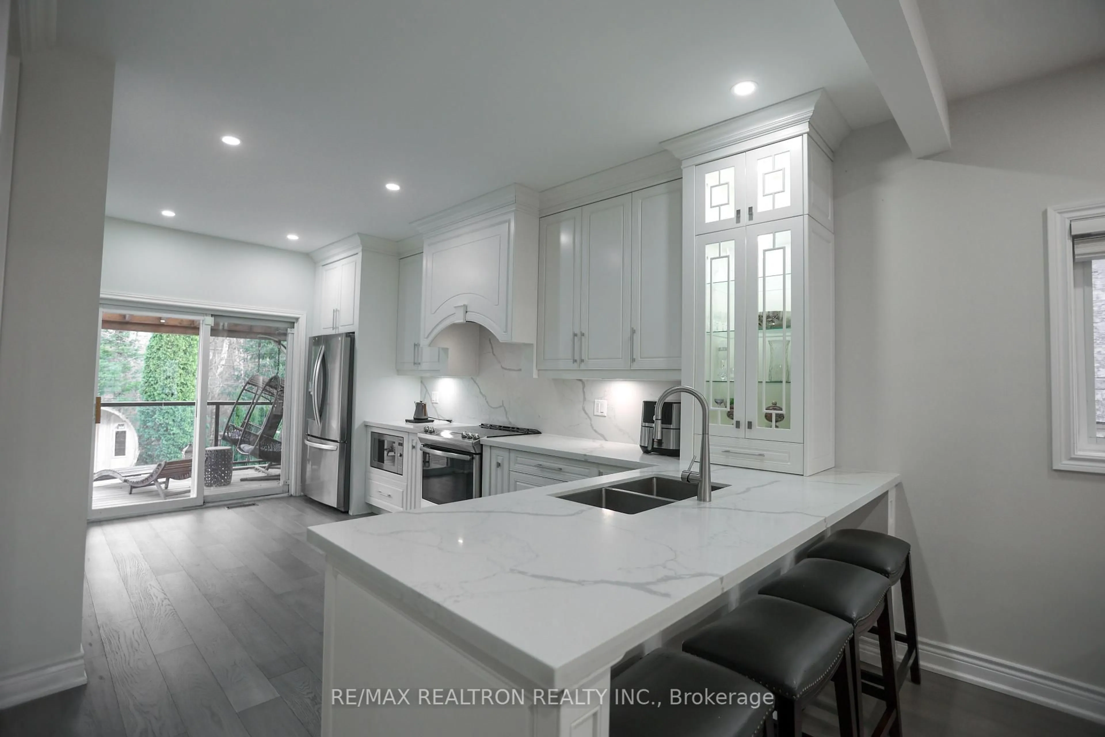 Contemporary kitchen, ceramic/tile floor for 125 Humberland Dr, Richmond Hill Ontario L4E 3Y6