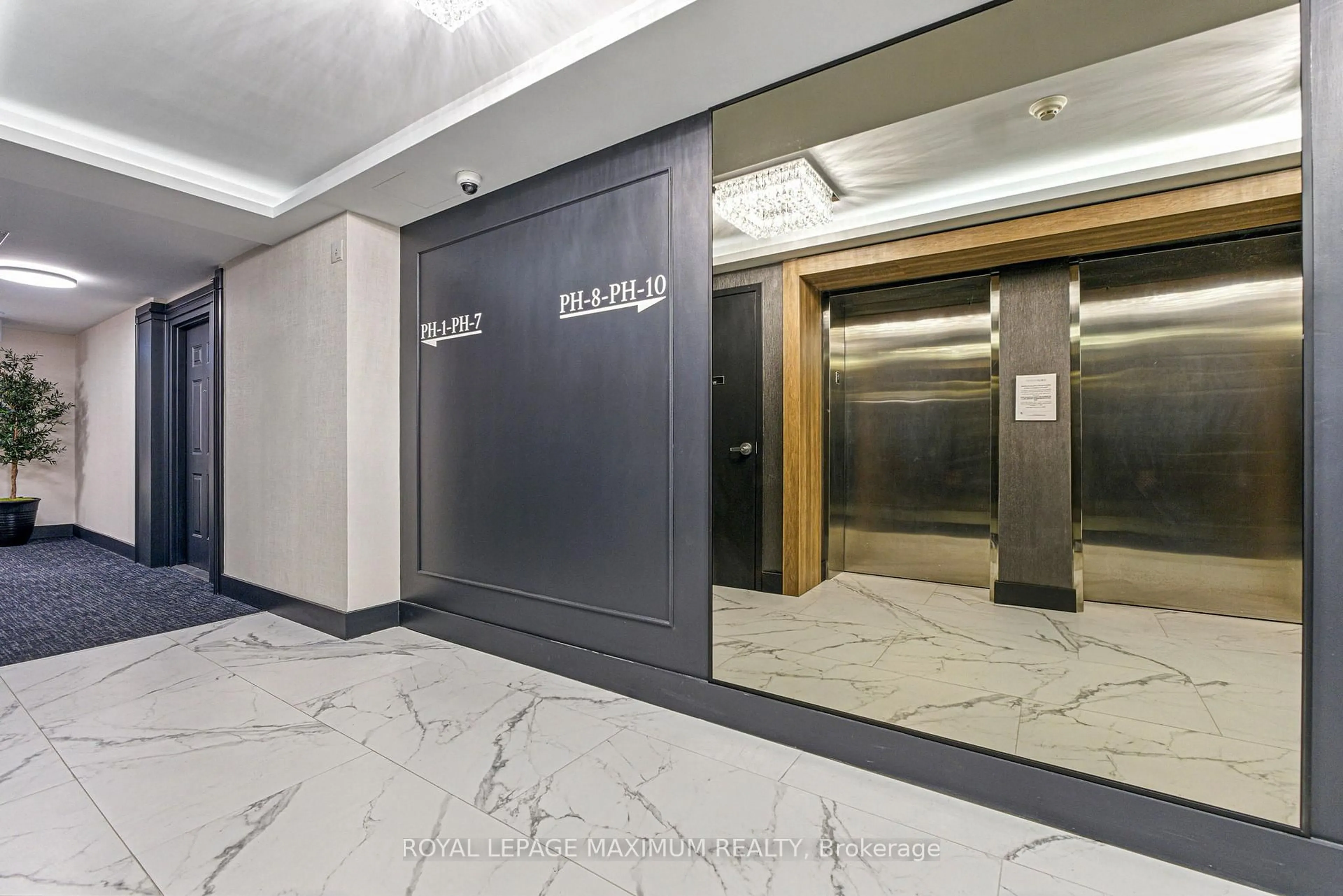 Indoor foyer for 160 Woodbridge Ave #610, Vaughan Ontario L4L 0B8