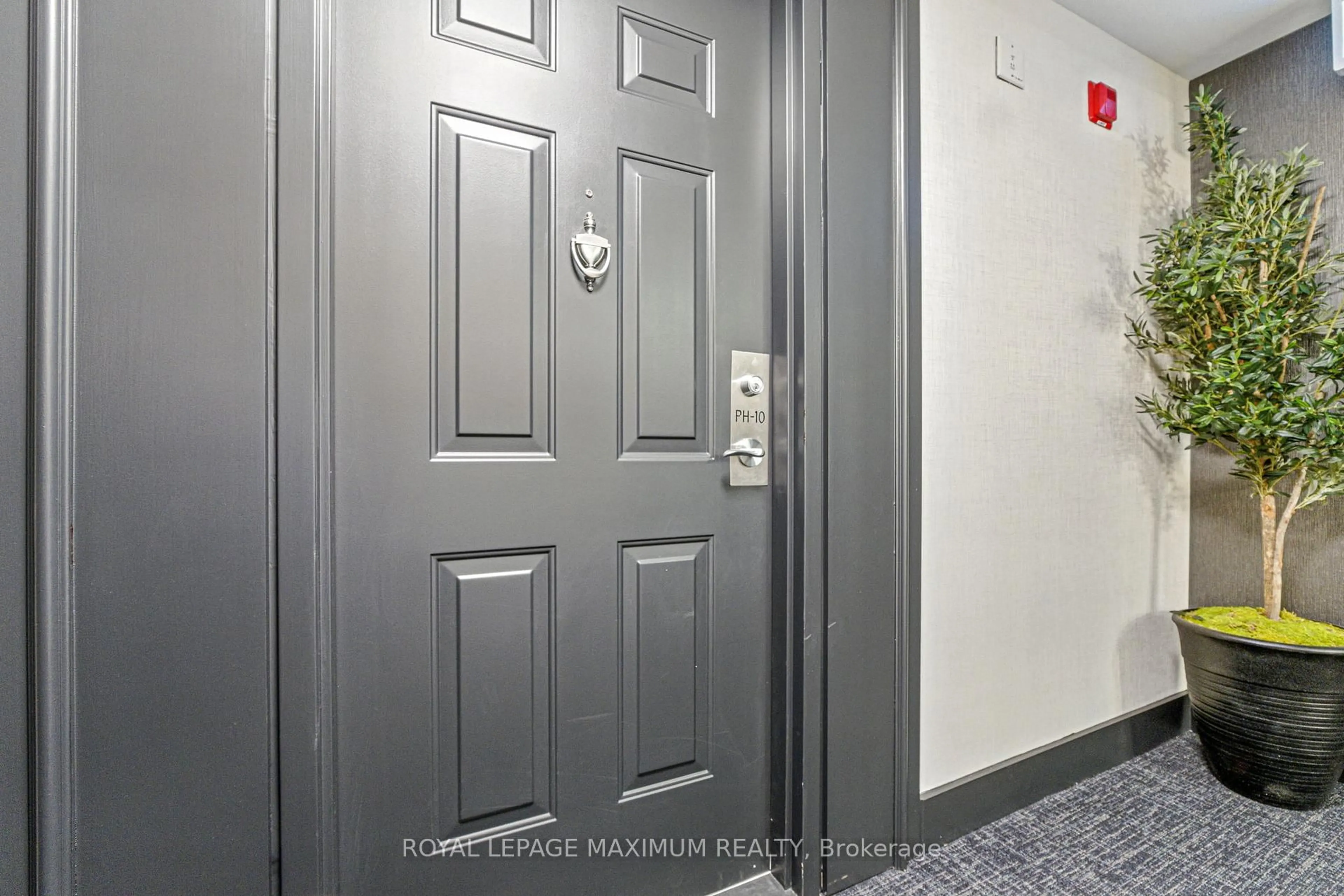 Indoor foyer for 160 Woodbridge Ave #610, Vaughan Ontario L4L 0B8