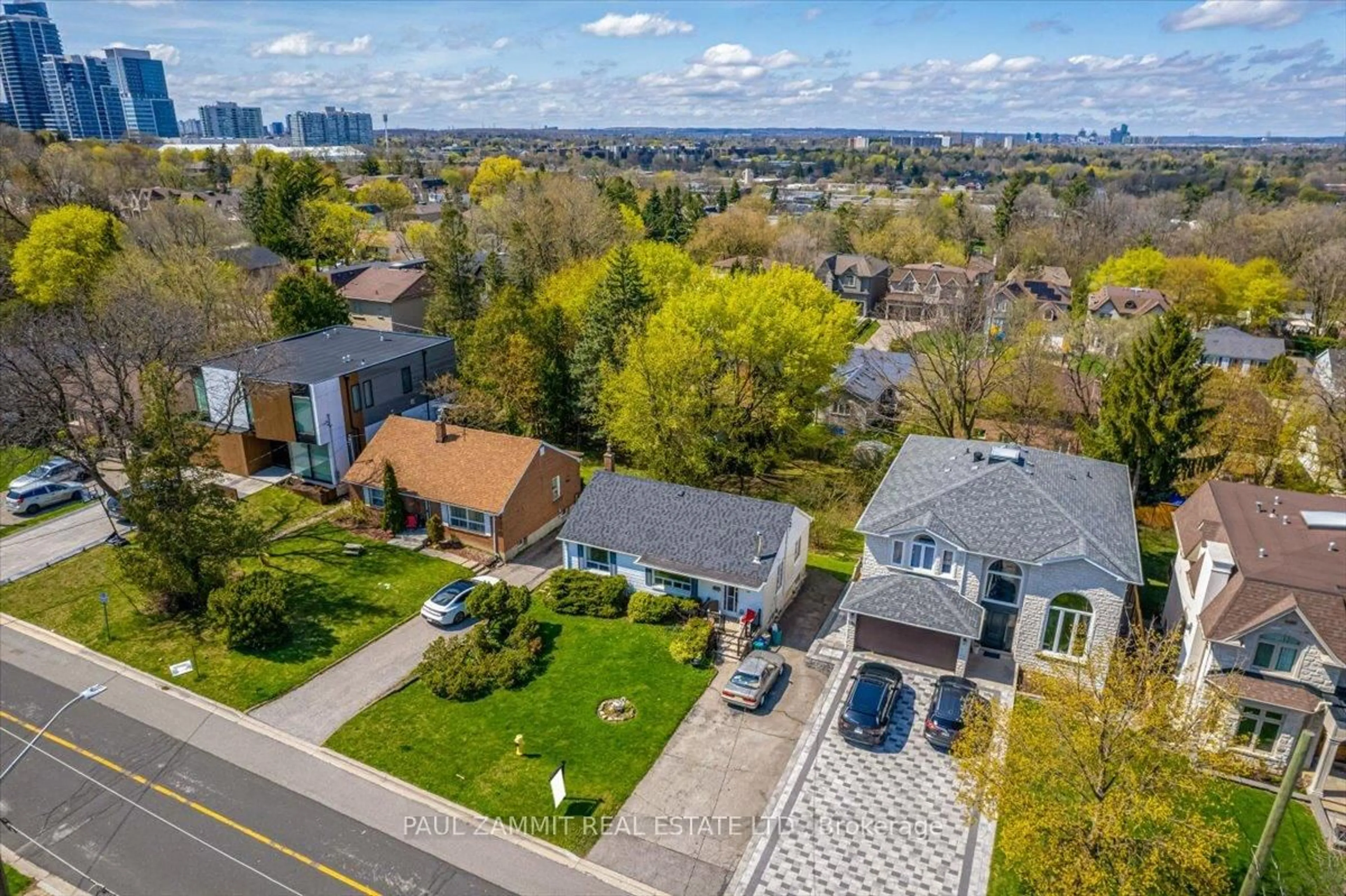 A pic from outside/outdoor area/front of a property/back of a property/a pic from drone, street for 106 Highland Park Blvd, Markham Ontario L3T 1B7
