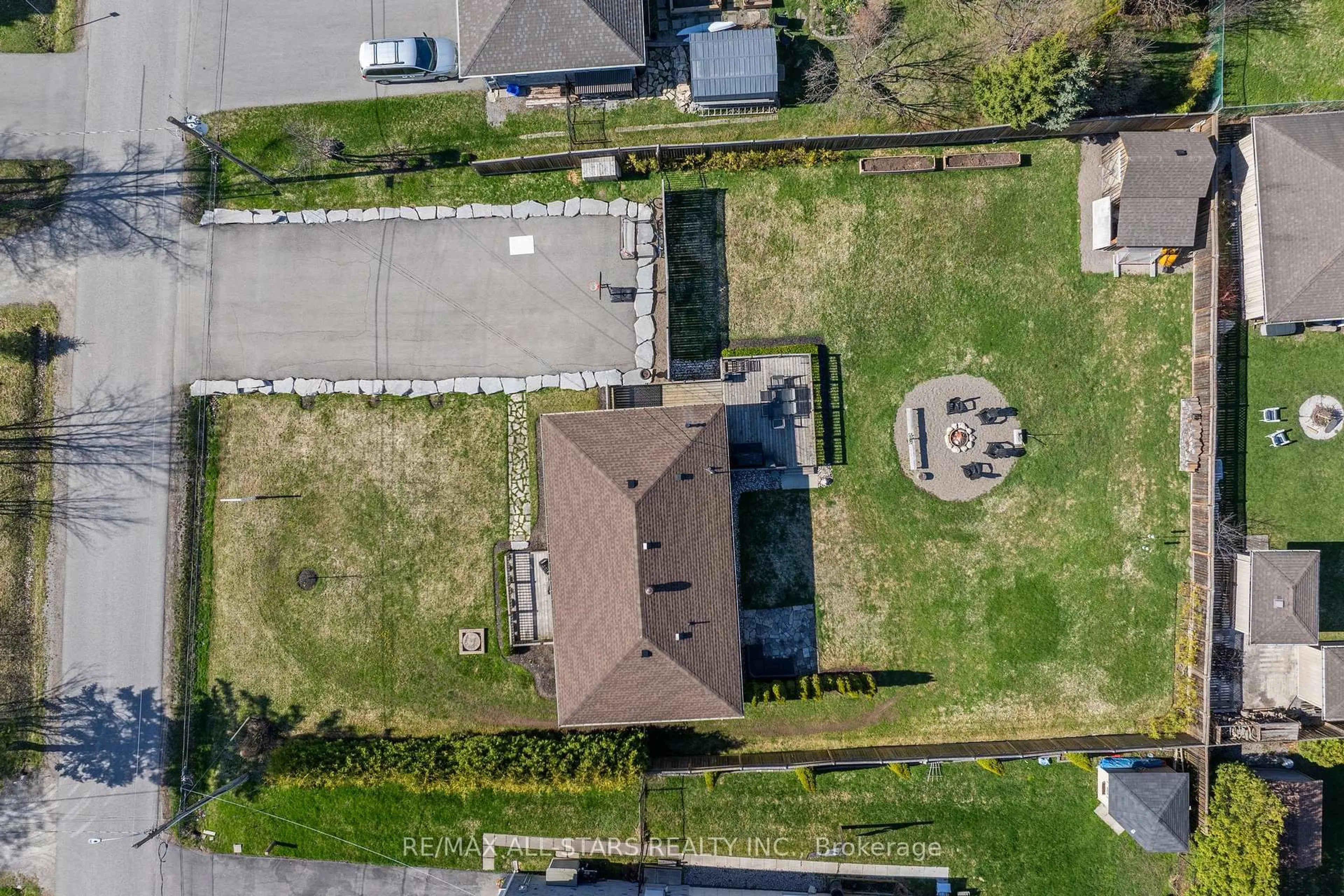 A pic from outside/outdoor area/front of a property/back of a property/a pic from drone, street for 19 Joel Ave, Georgina Ontario L0E 1S0