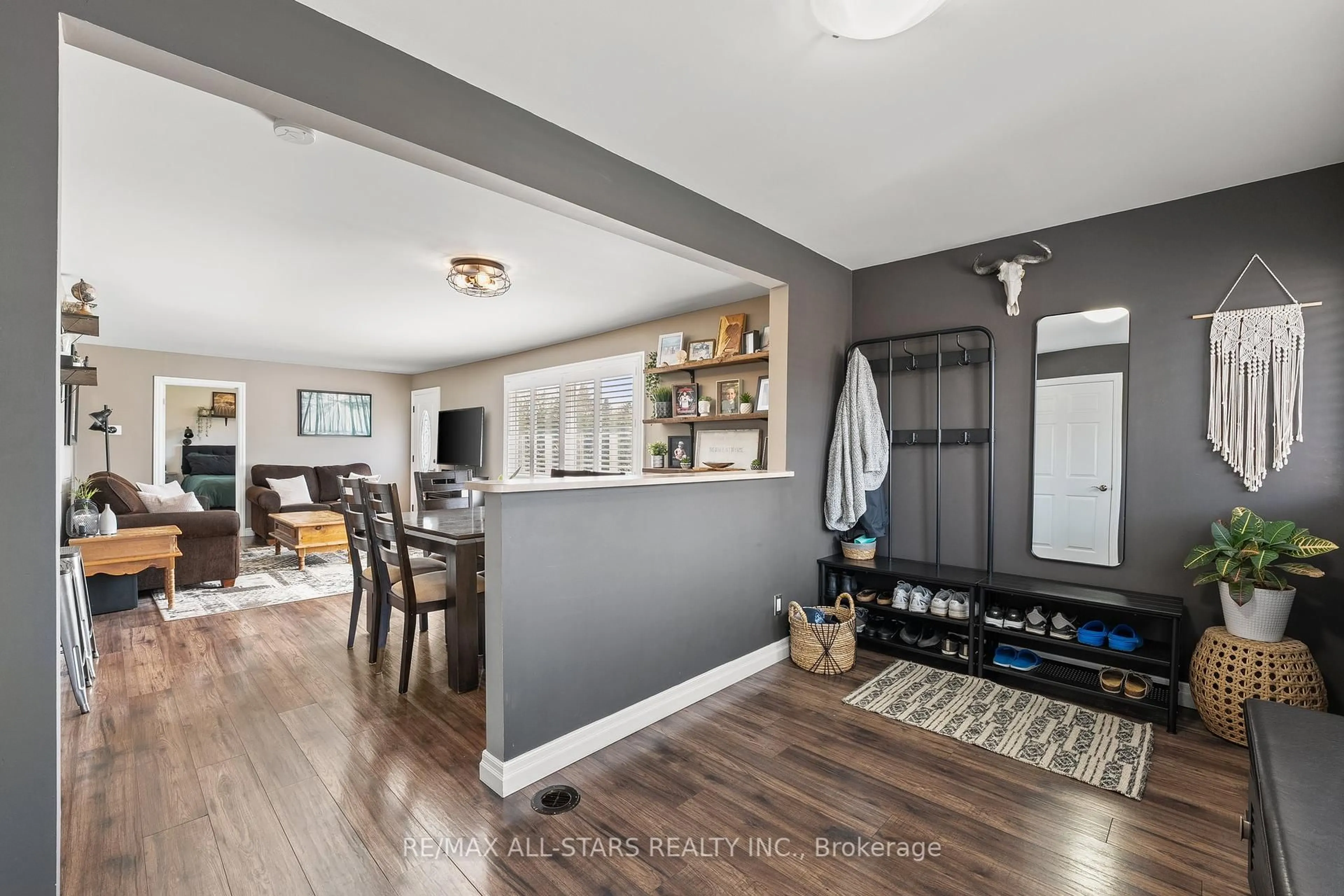 Open concept kitchen, unknown for 19 Joel Ave, Georgina Ontario L0E 1S0