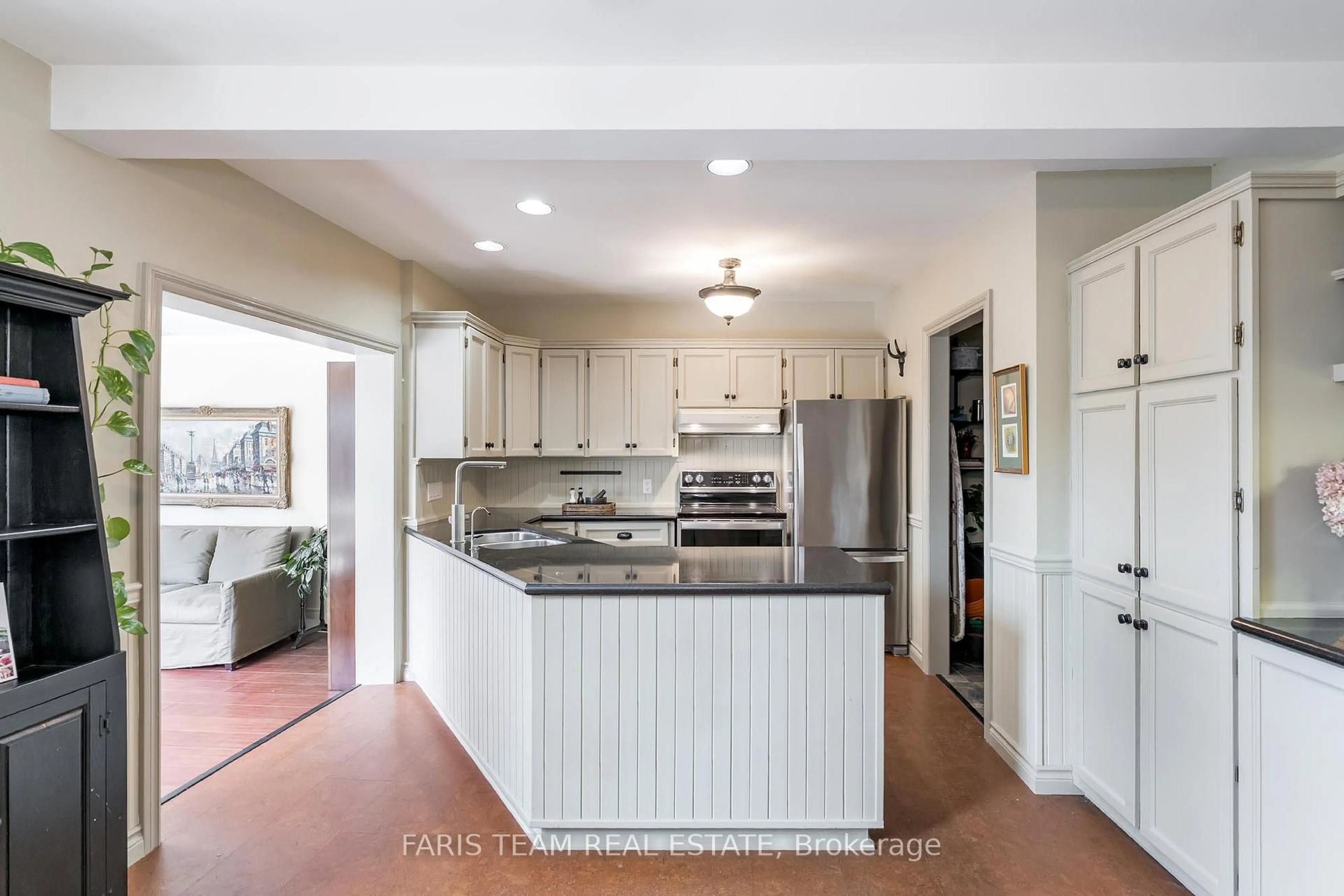 Open concept kitchen, ceramic/tile floor for 20370 Leslie St, East Gwillimbury Ontario L0G 1R0