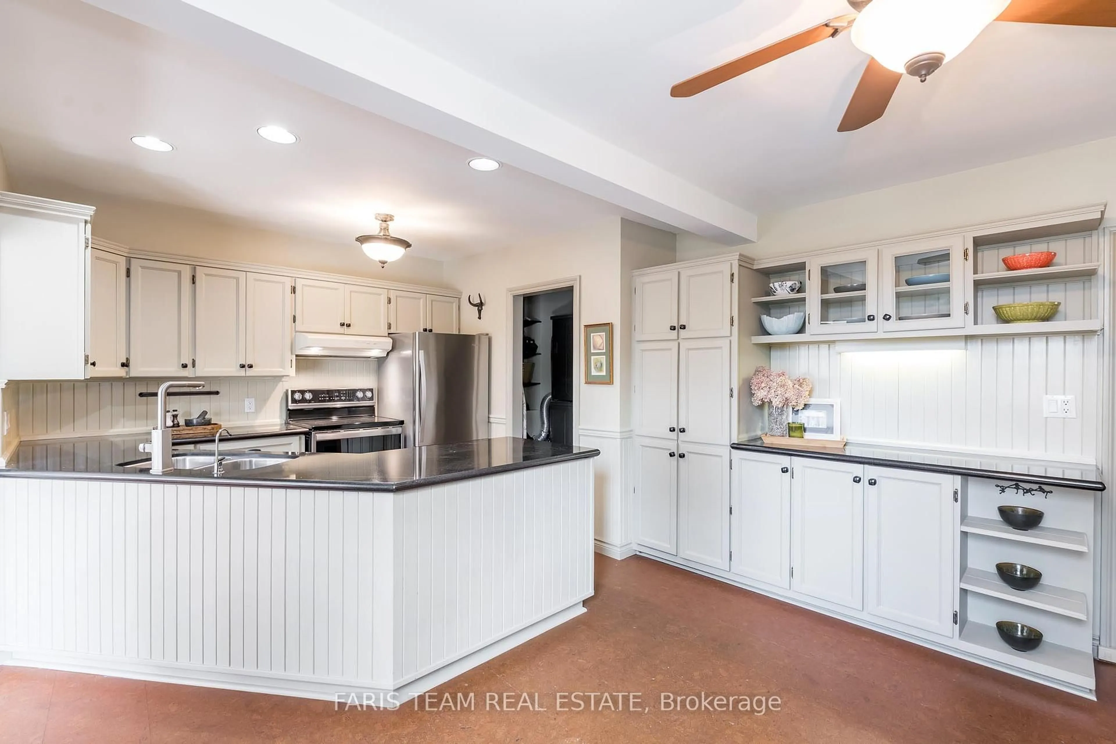 Open concept kitchen, ceramic/tile floor for 20370 Leslie St, East Gwillimbury Ontario L0G 1R0