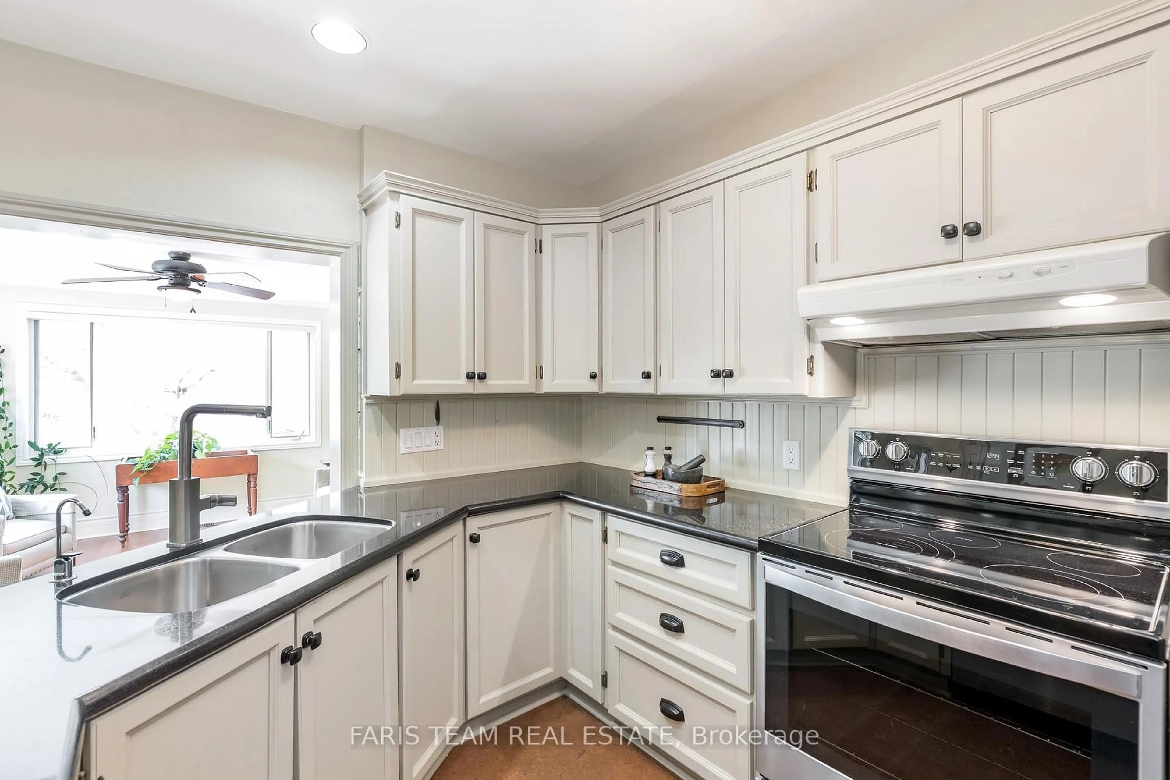 Standard kitchen, ceramic/tile floor for 20370 Leslie St, East Gwillimbury Ontario L0G 1R0