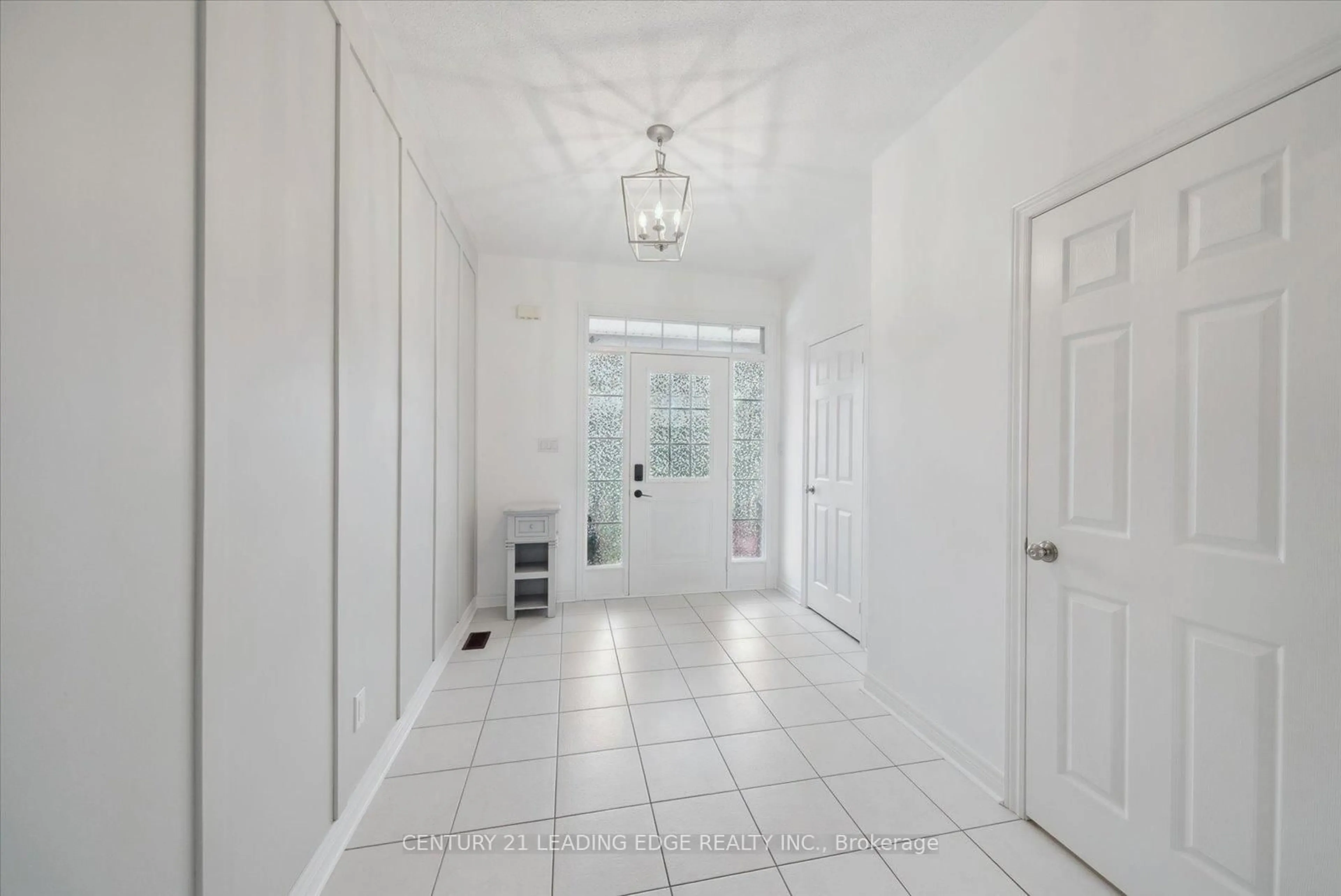 Indoor entryway for 9 Proctor Gate, New Tecumseth Ontario L0G 1W0