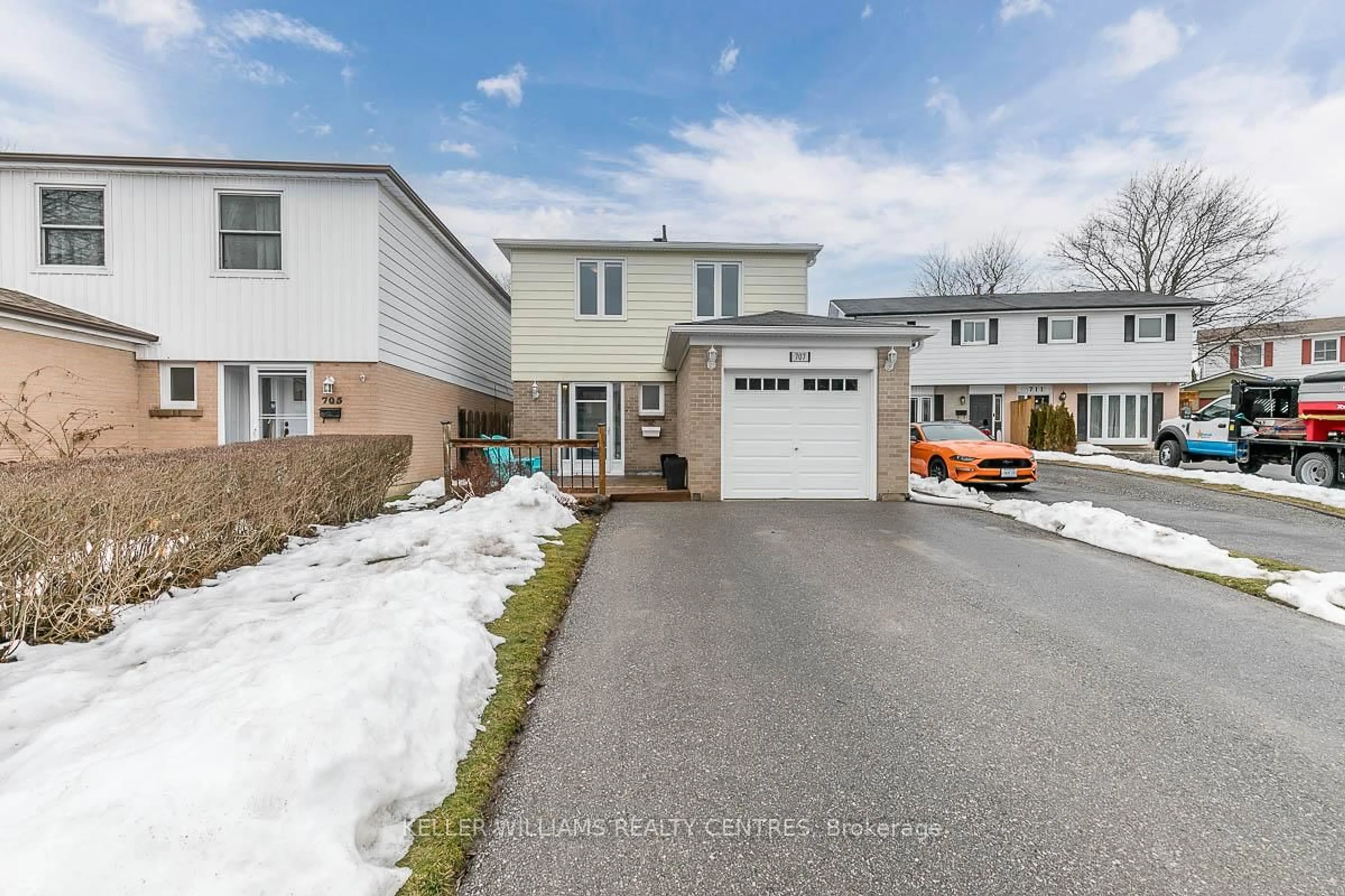 A pic from outside/outdoor area/front of a property/back of a property/a pic from drone, street for 707 Jackson Crt, Newmarket Ontario L3Y 5A5
