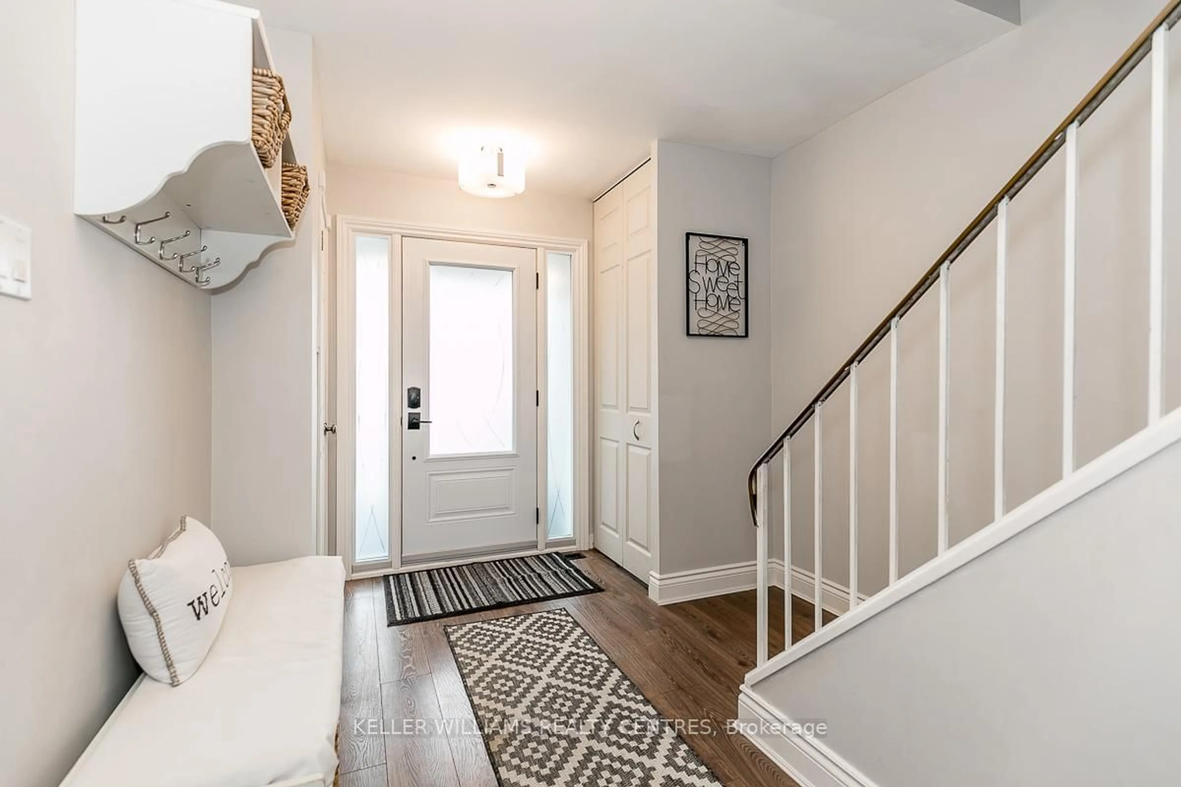 Indoor entryway for 707 Jackson Crt, Newmarket Ontario L3Y 5A5