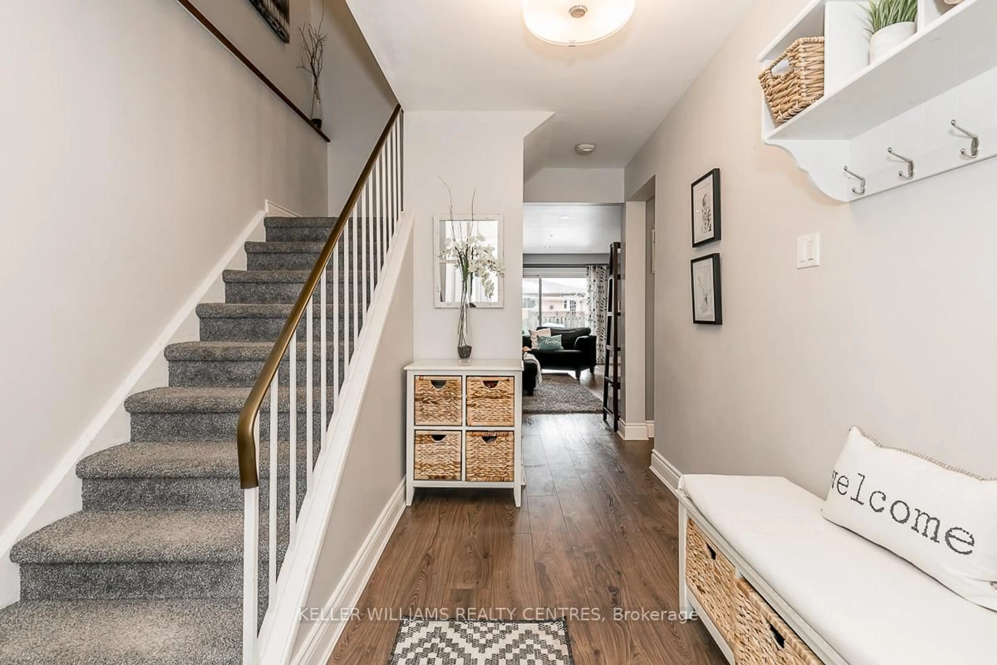 Indoor entryway for 707 Jackson Crt, Newmarket Ontario L3Y 5A5