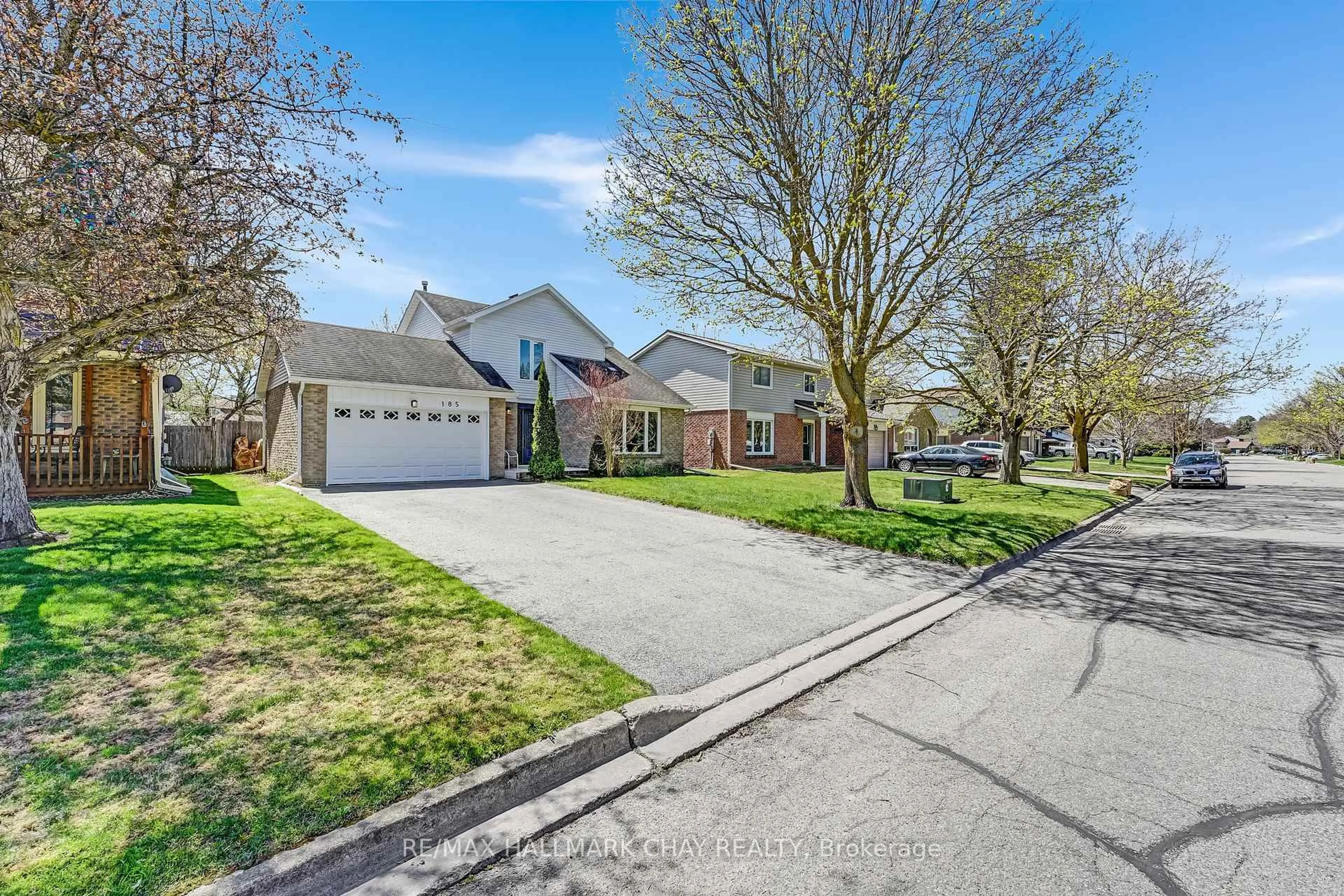 A pic from outside/outdoor area/front of a property/back of a property/a pic from drone, street for 185 Tupper St, New Tecumseth Ontario L9R 1E1