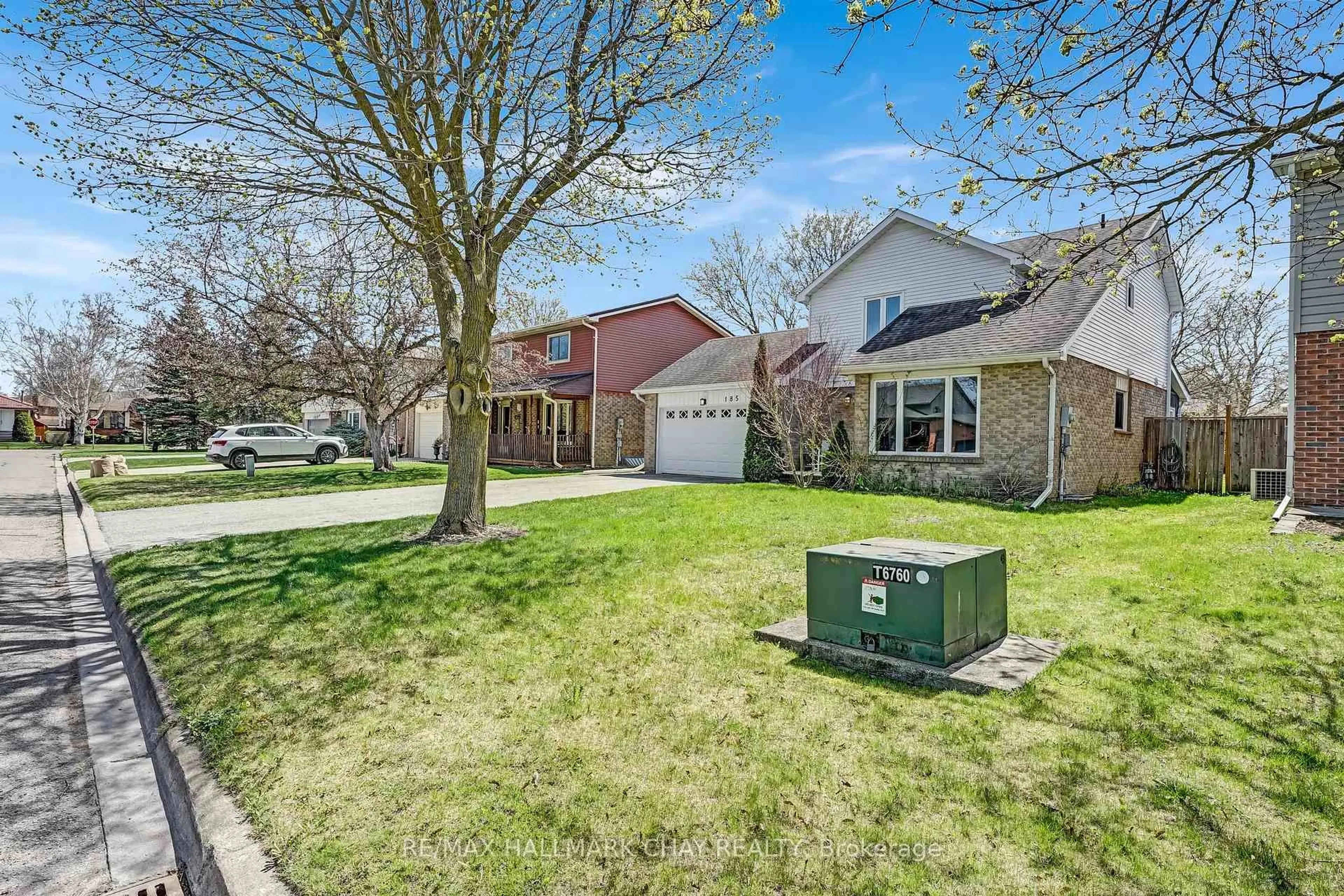 A pic from outside/outdoor area/front of a property/back of a property/a pic from drone, street for 185 Tupper St, New Tecumseth Ontario L9R 1E1