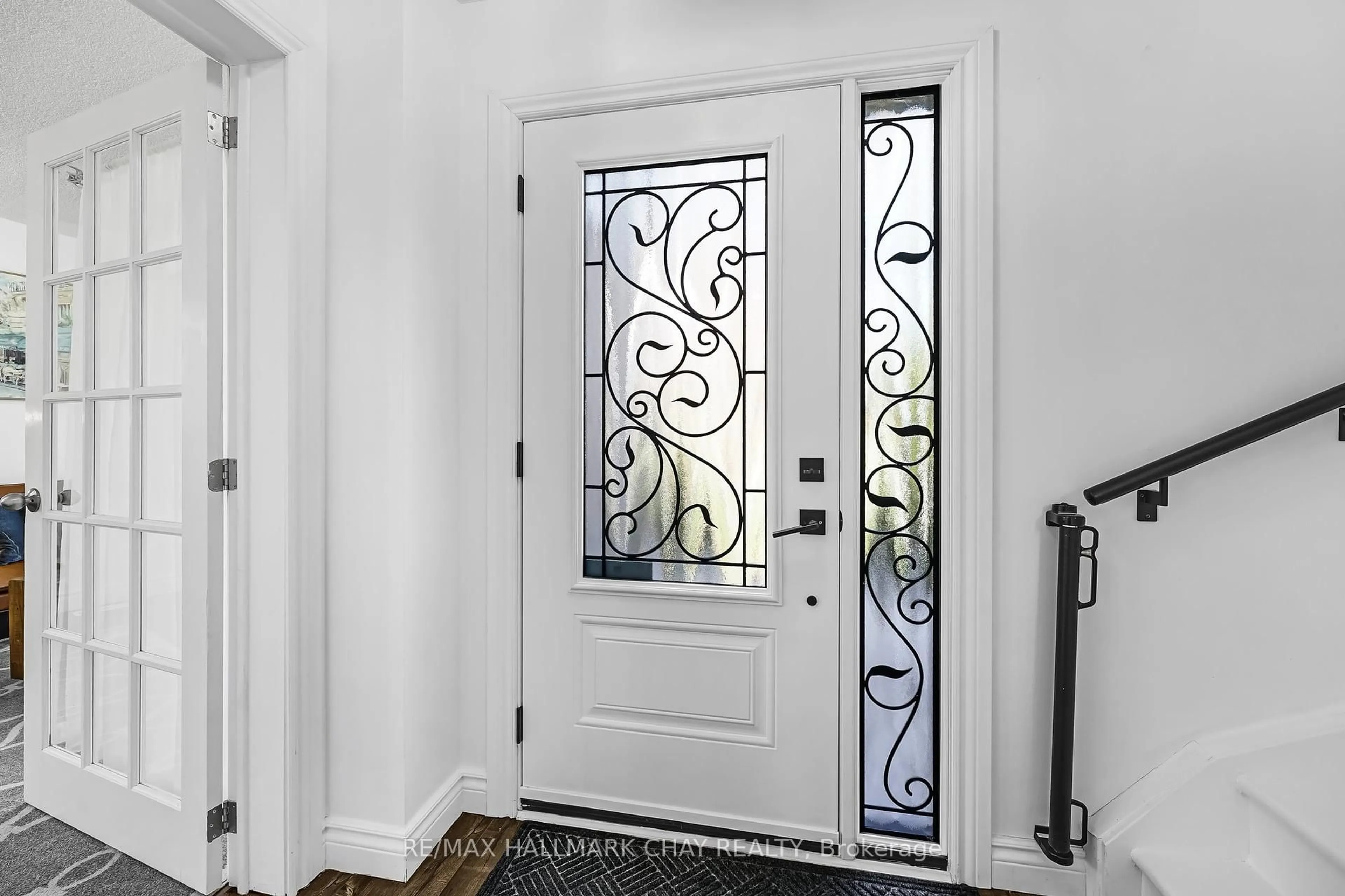 Indoor entryway for 185 Tupper St, New Tecumseth Ontario L9R 1E1