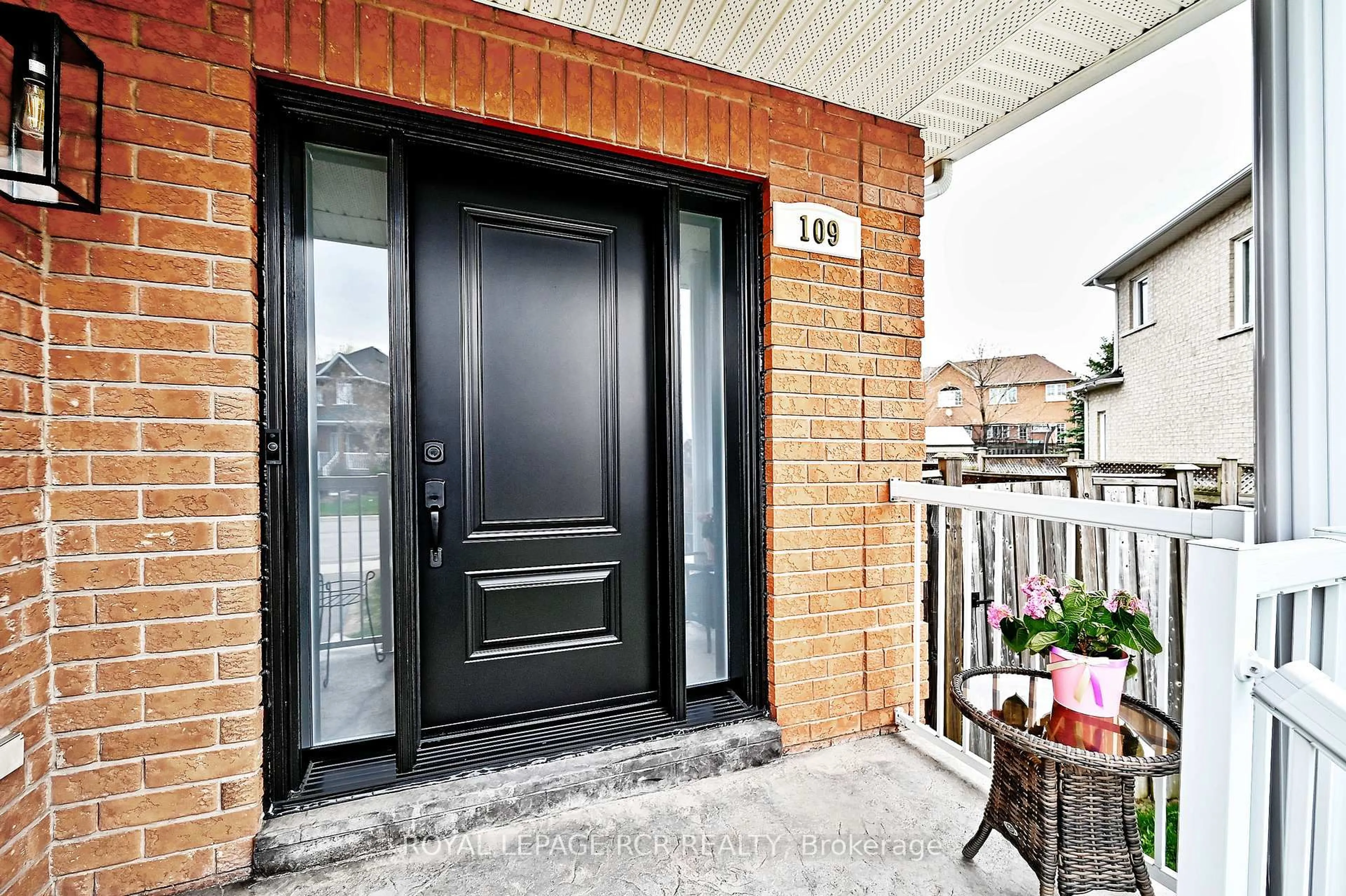 Indoor entryway for 109 Woodbury Cres, Newmarket Ontario L3X 2T3