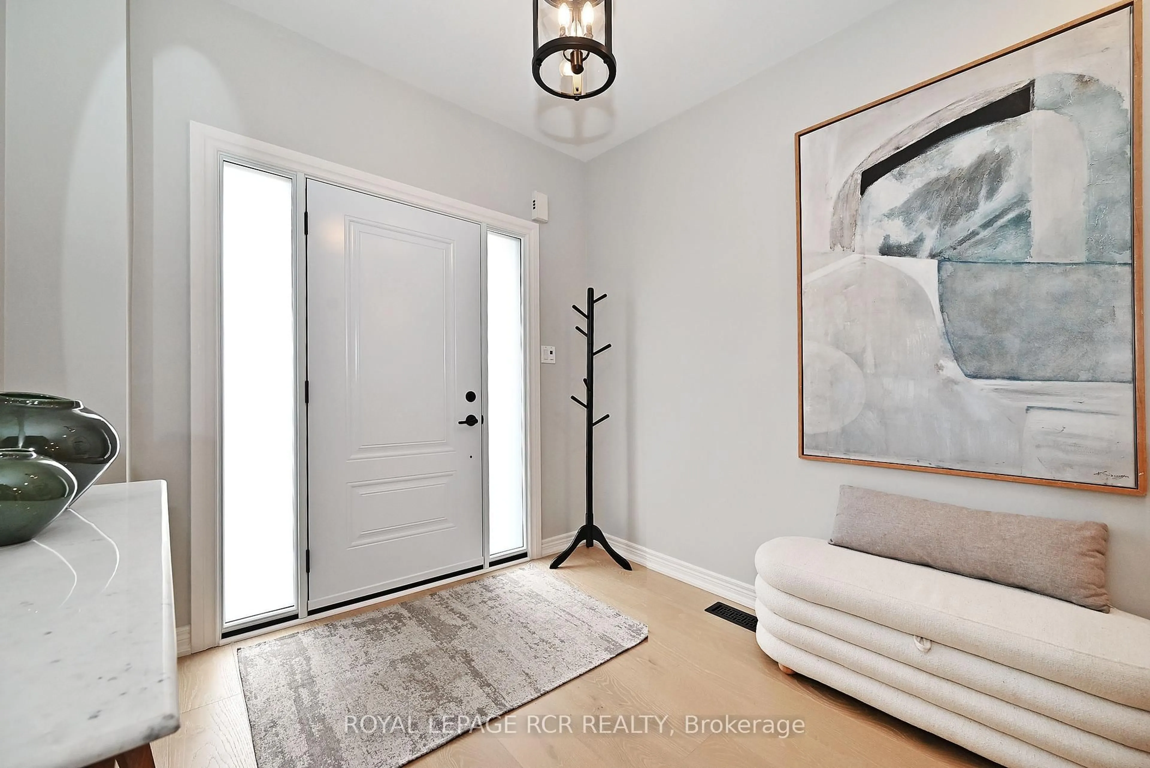 Indoor entryway for 109 Woodbury Cres, Newmarket Ontario L3X 2T3