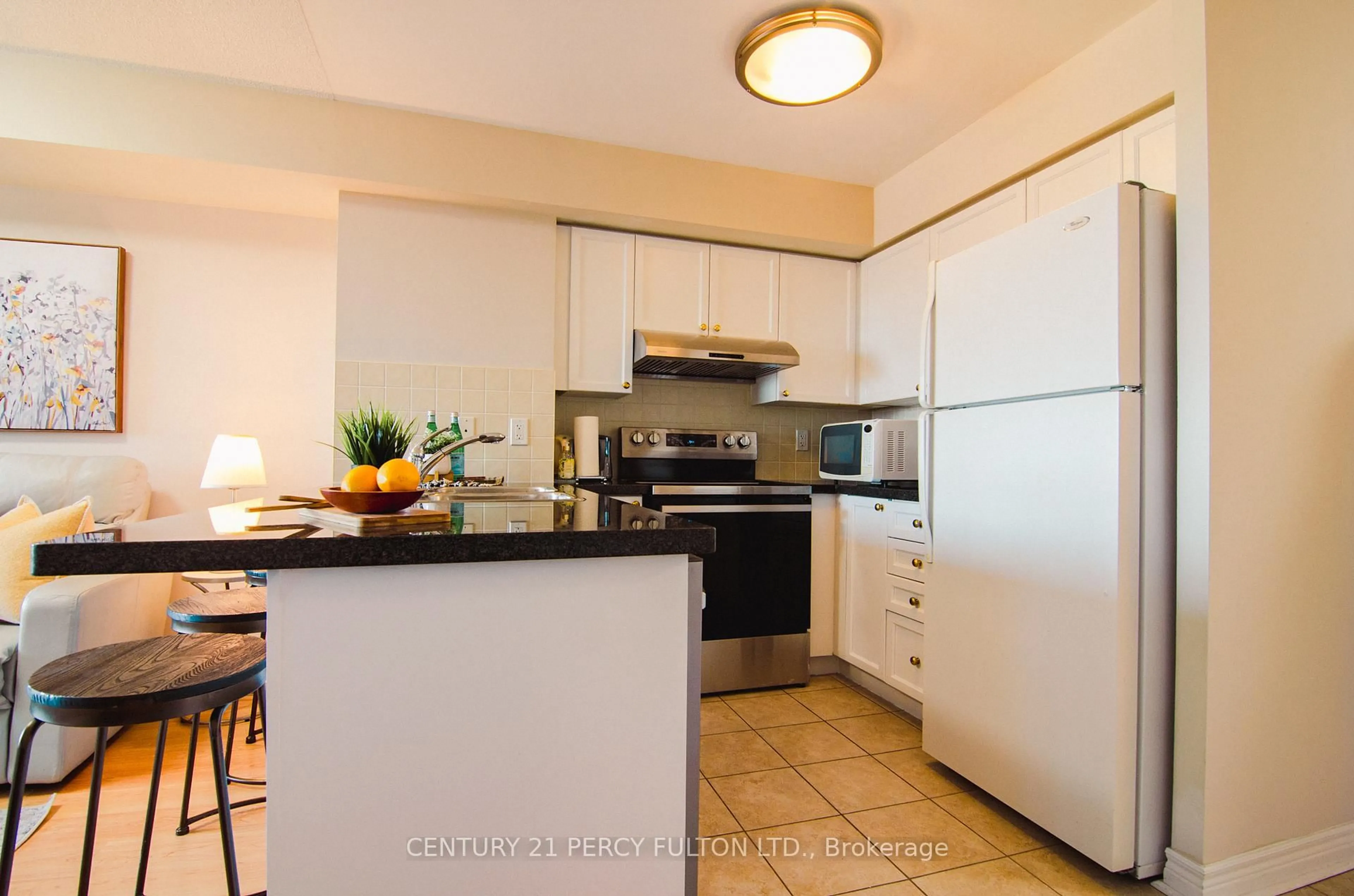 Standard kitchen, ceramic/tile floor for 15 North Park Rd #707, Vaughan Ontario L4J 0A1