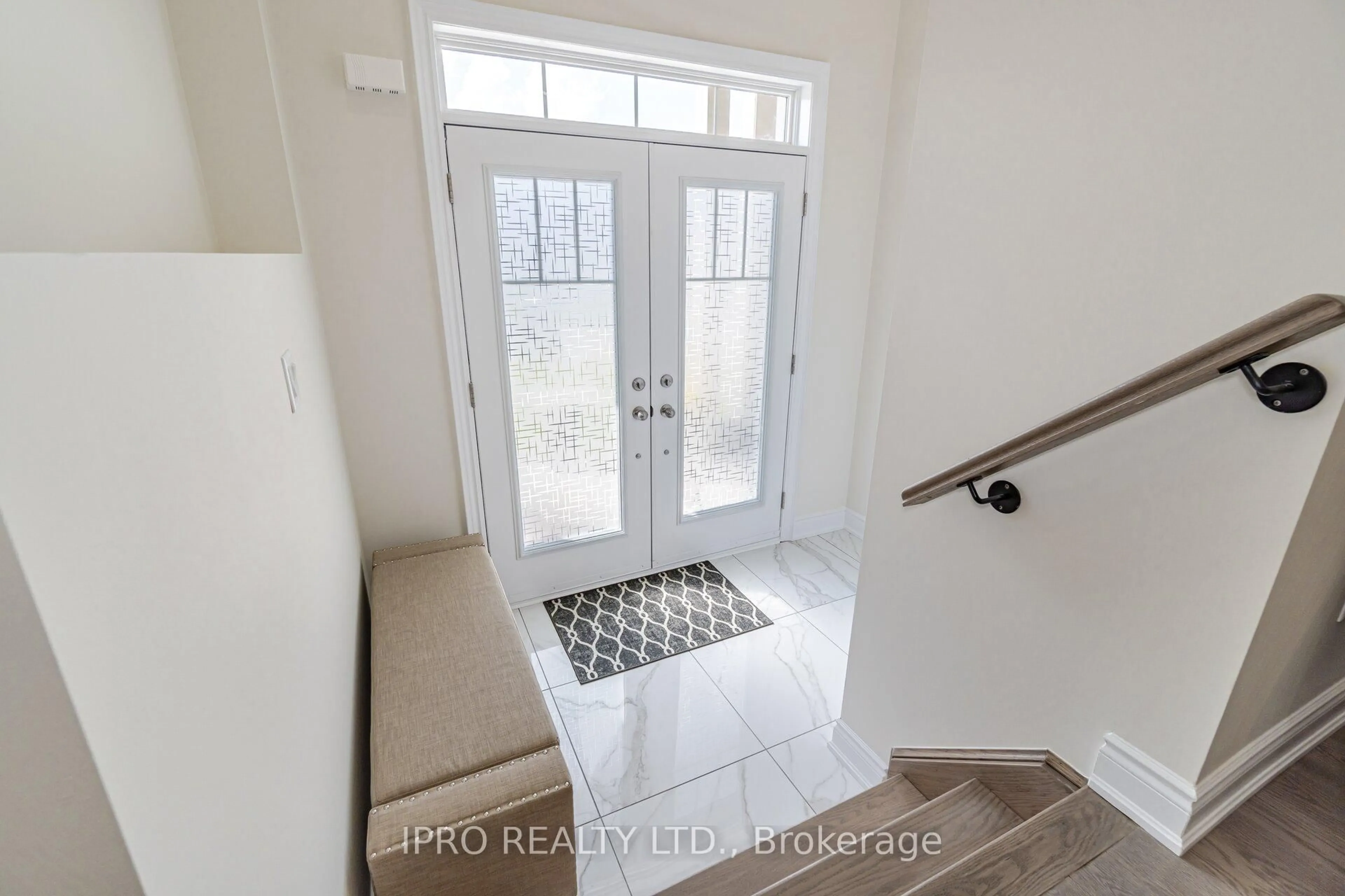 Indoor entryway for 95 Kennedy Blvd, New Tecumseth Ontario L9R 0T3